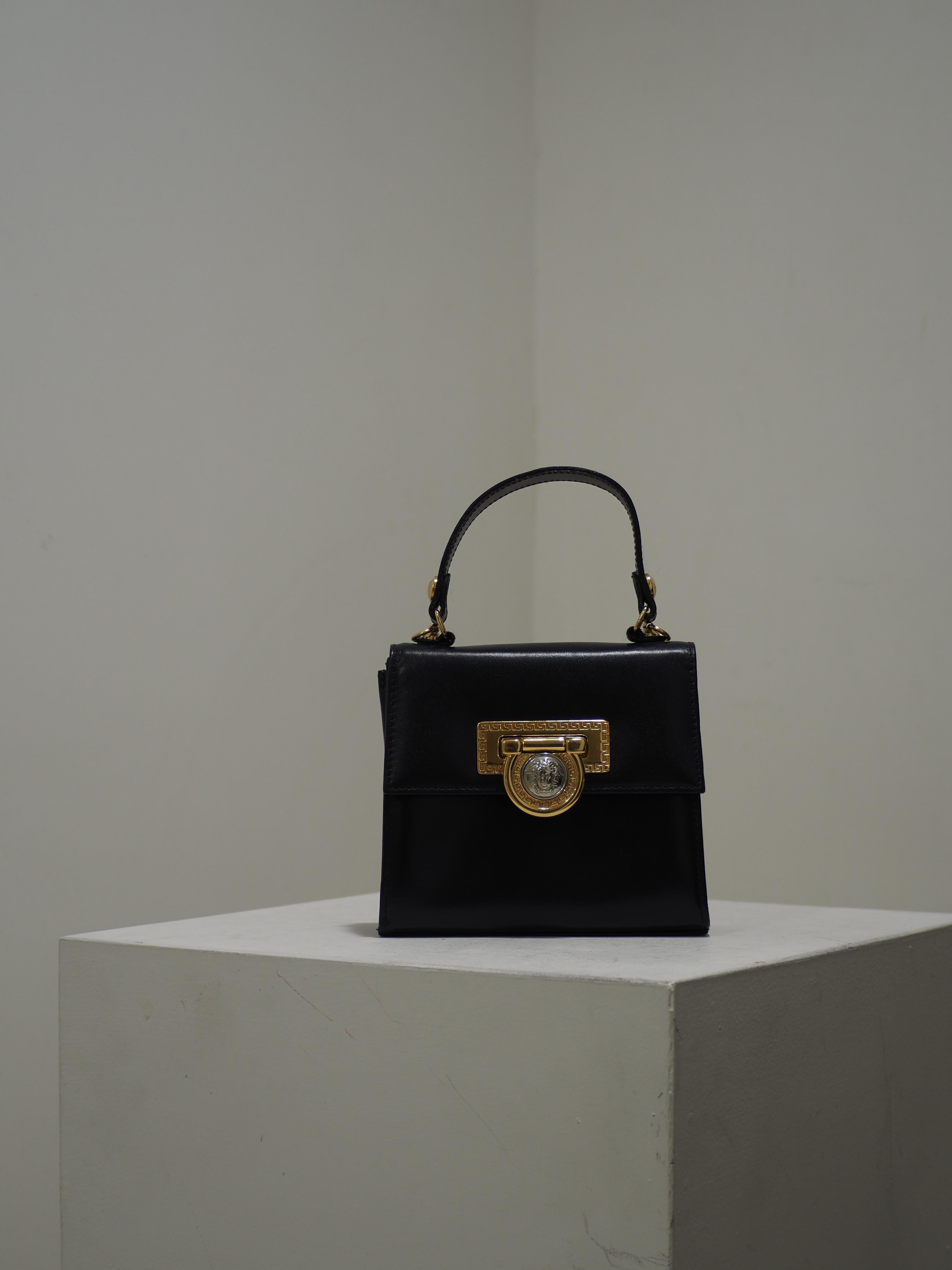 1990s Gianni Versace blue navy leather gold silver hardware shoulder bag handbag
totally made in italy
shoudler strap inside
measurements: 14*13 cm, 5cm depth