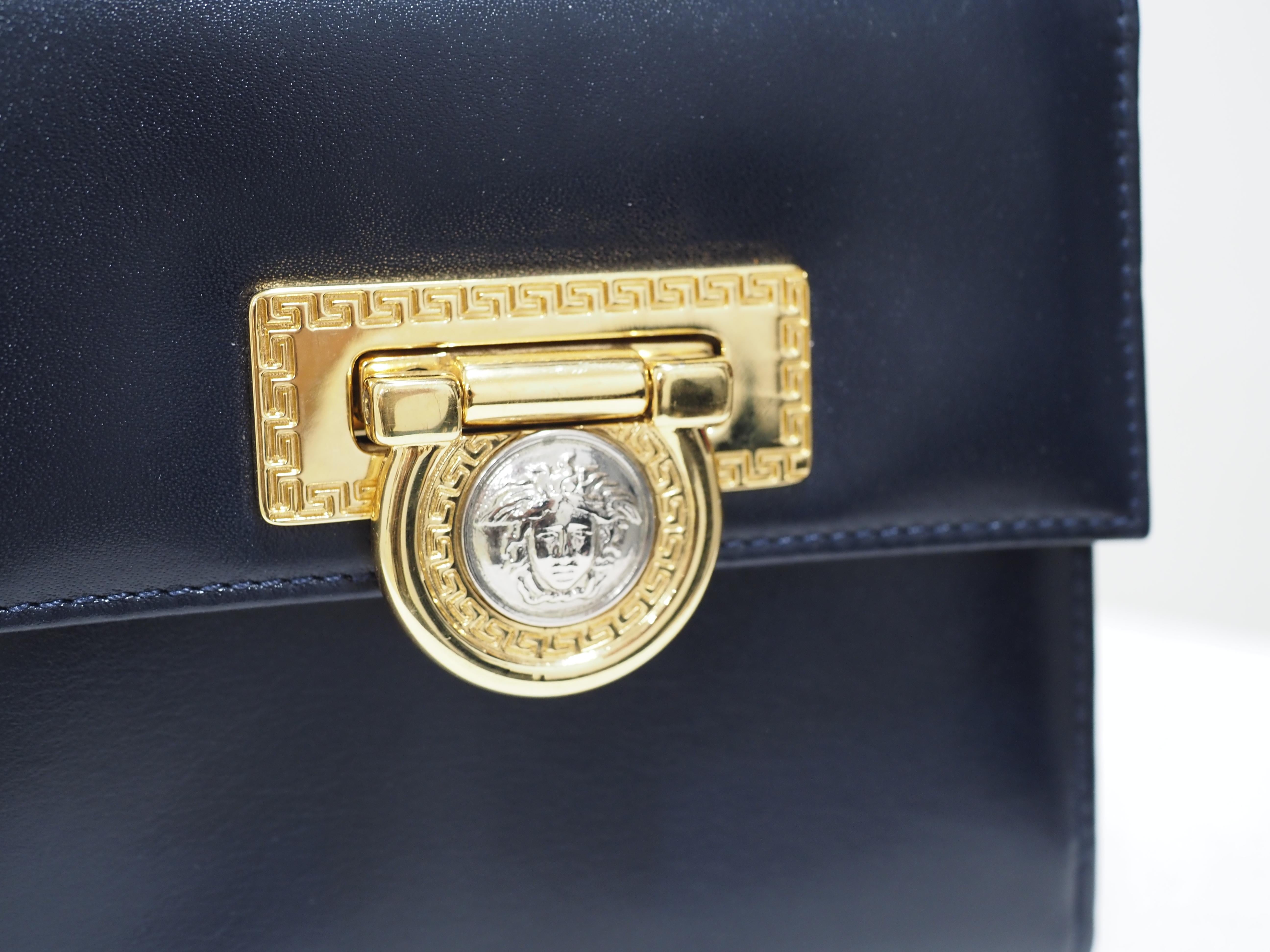 1990s Gianni Versace blue navy leather gold silver hardware shoulder bag handbag In Excellent Condition In Capri, IT