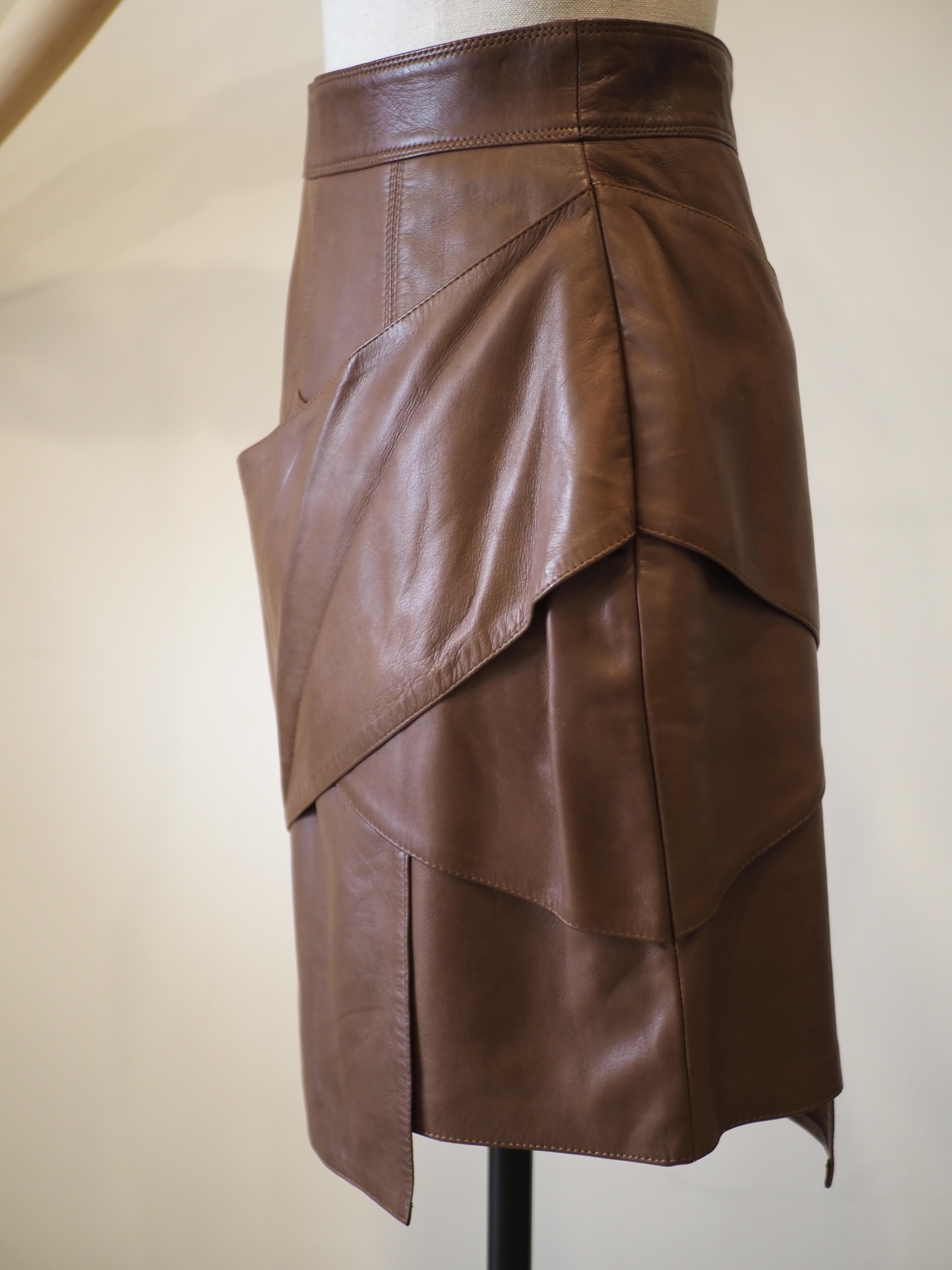 1990er Gianni Versace Brauner Lederrock im Angebot 3