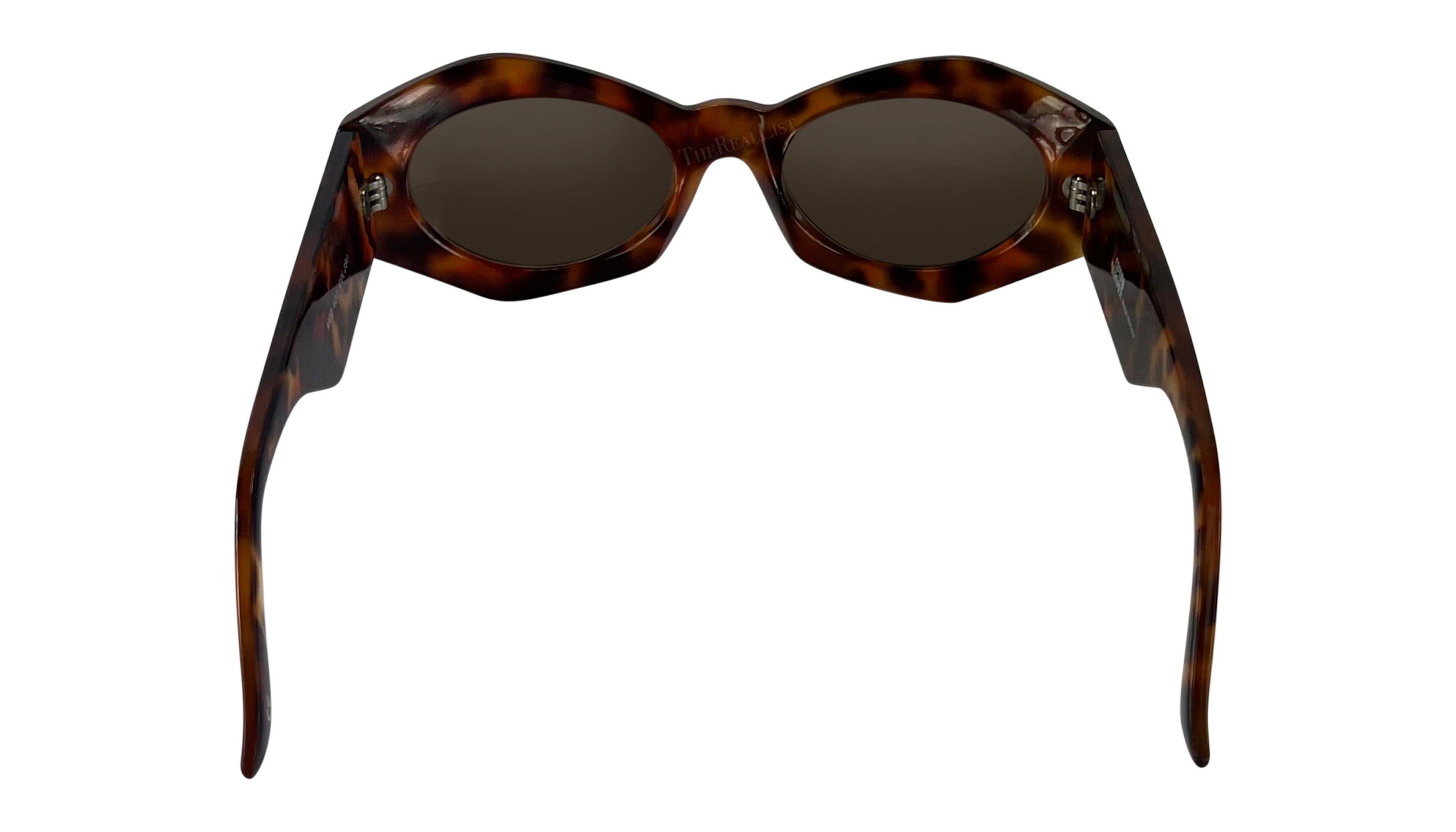 1990s Gianni Versace Brown Tortoise Shell Medusa Chunky Pointed Frame Sunglasses For Sale 1