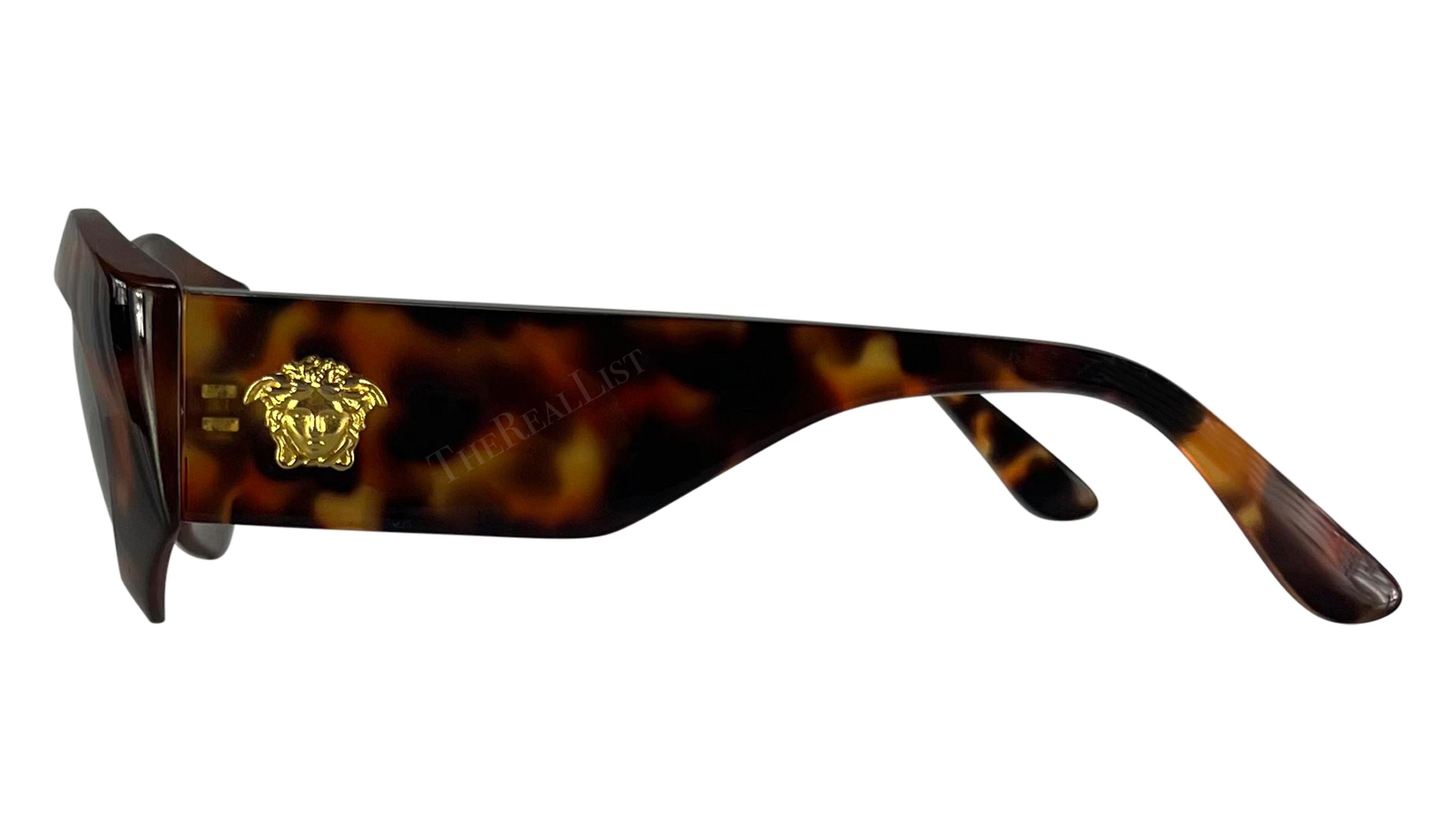 1990er Gianni Versace Brown Schildpatt Medusa Chunky Pointed Frame Sonnenbrille im Angebot 2