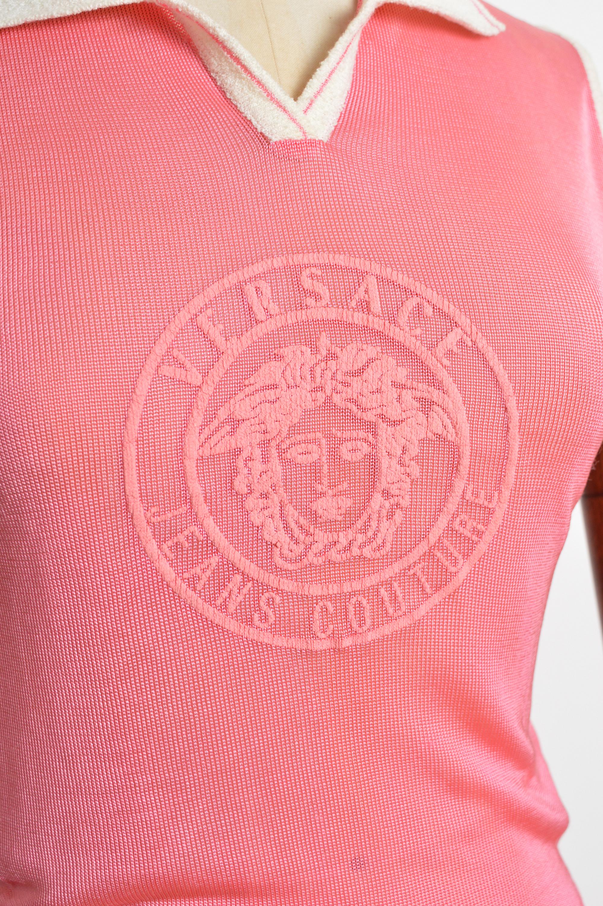 Chaleco de tenis con logotipo rosa chicle y blanco Gianni Versace de los 90 - Camiseta sin mangas Rosa en venta