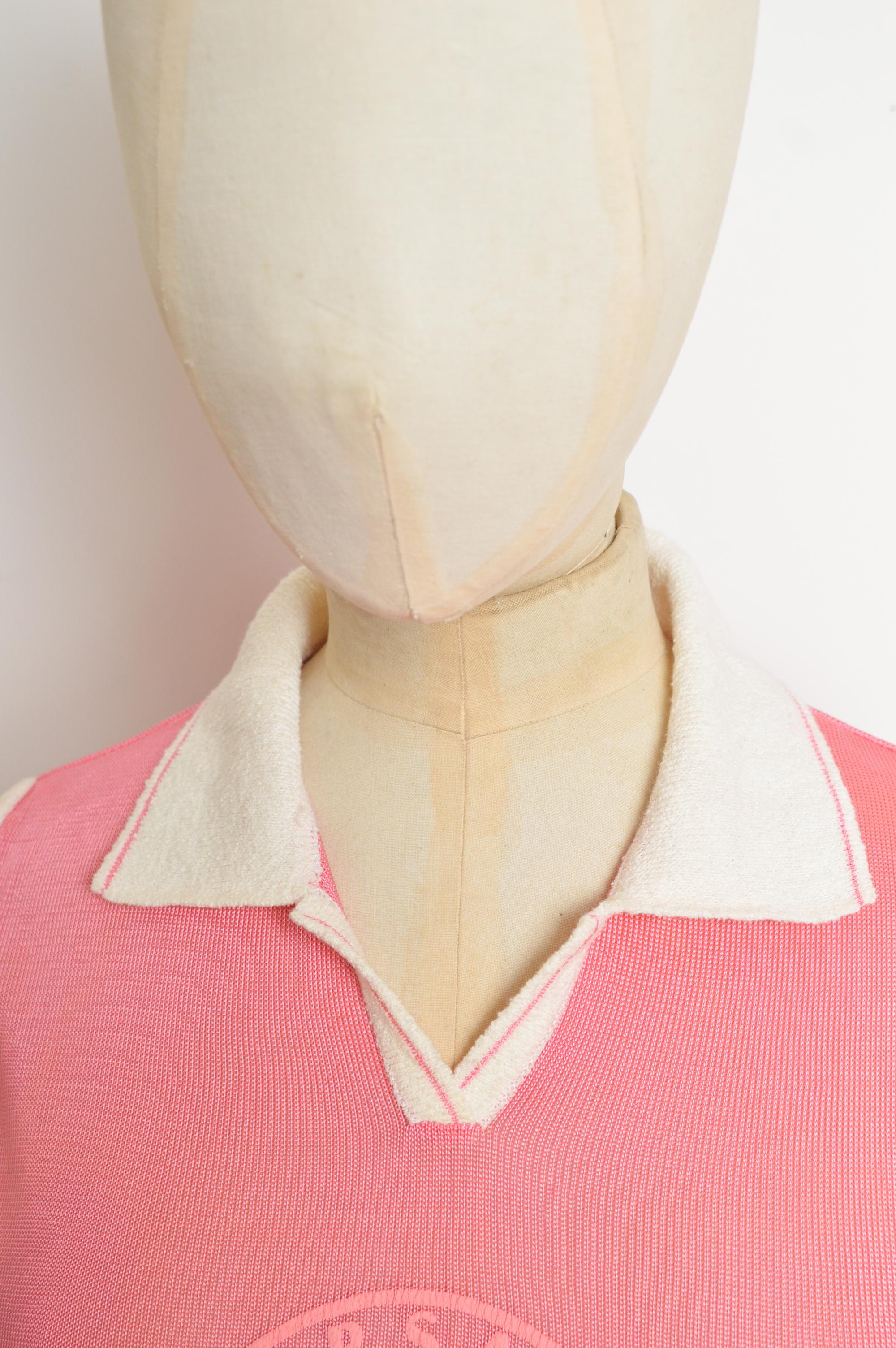 Chaleco de tenis con logotipo rosa chicle y blanco Gianni Versace de los 90 - Camiseta sin mangas en Bueno estado para la venta en Sheffield, GB