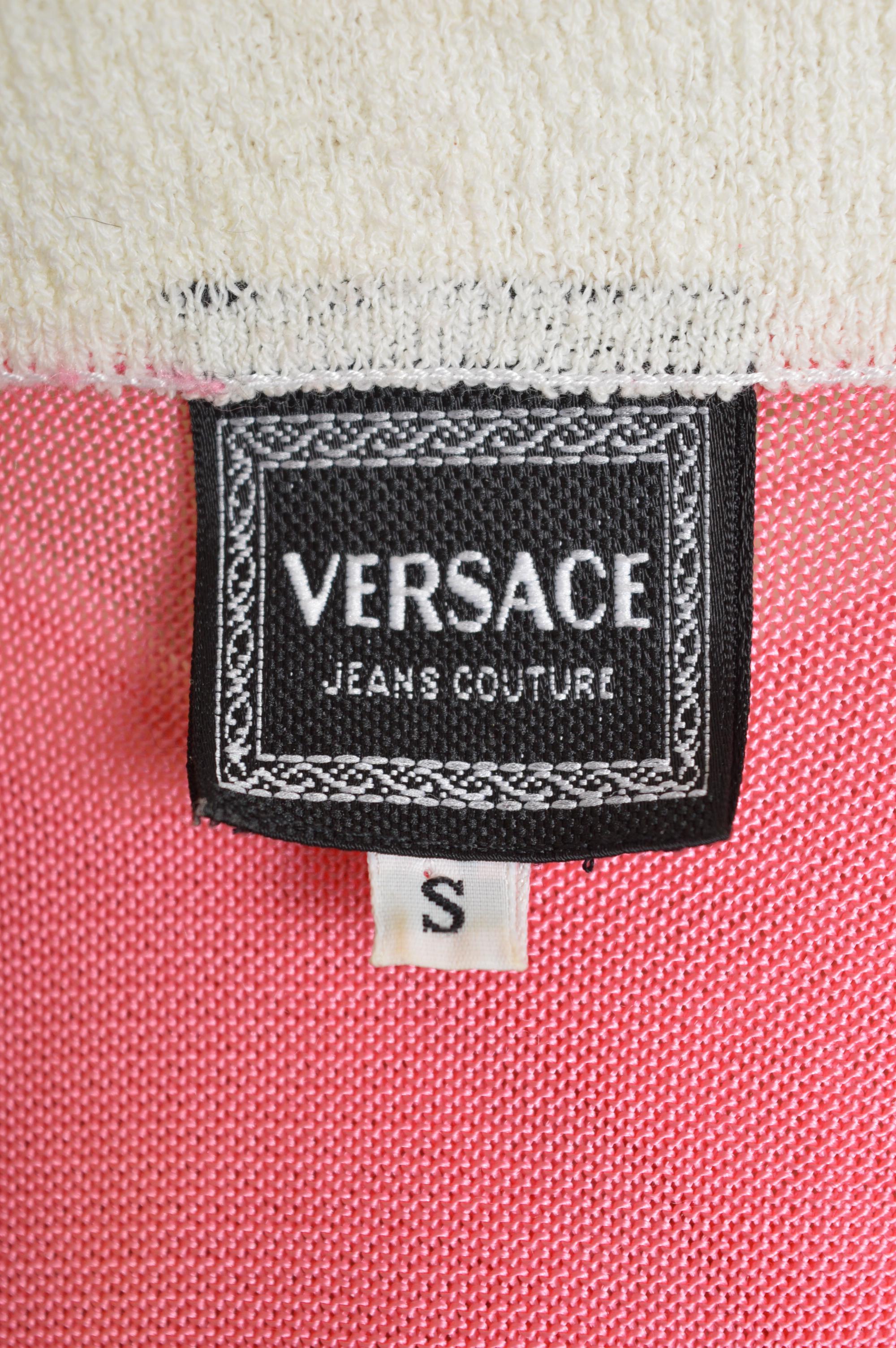 Chaleco de tenis con logotipo rosa chicle y blanco Gianni Versace de los 90 - Camiseta sin mangas en venta 1