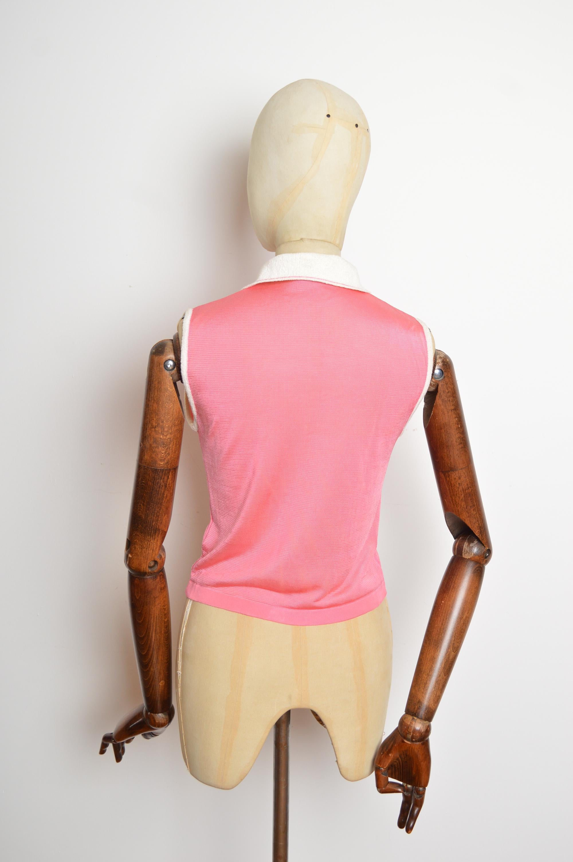 Chaleco de tenis con logotipo rosa chicle y blanco Gianni Versace de los 90 - Camiseta sin mangas en venta 2