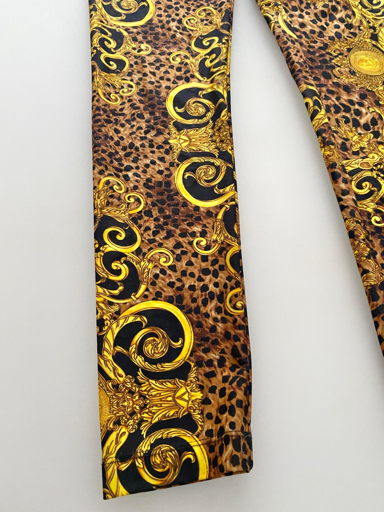 1990's Gianni Versace Couture leggings are made from stretch-jersey and decorated with the brand's iconic 'Baroque' print. They're cut with a high-rise, logo waistband, Made in Italy  Their construction ensures a snug fit and long-lasting comfort,