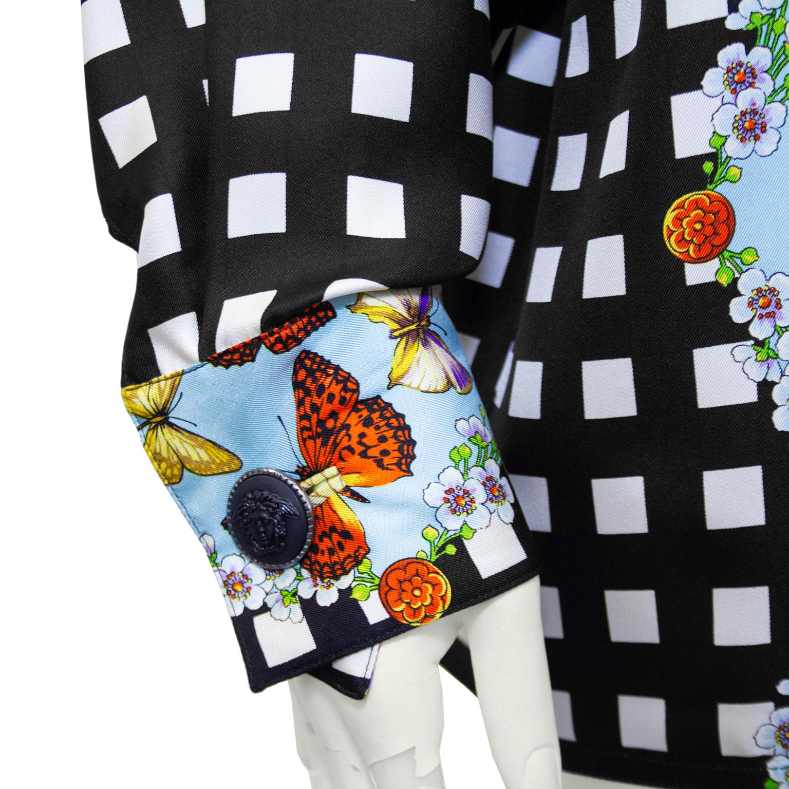 1990er Gianni Versace Couture Hemd aus Seide mit Schmetterlingsmuster  Damen im Angebot