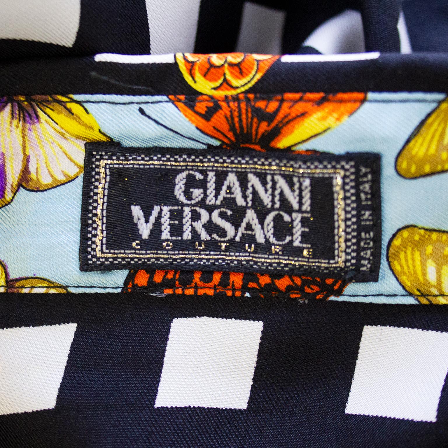 1990er Gianni Versace Couture Hemd aus Seide mit Schmetterlingsmuster  im Angebot 1