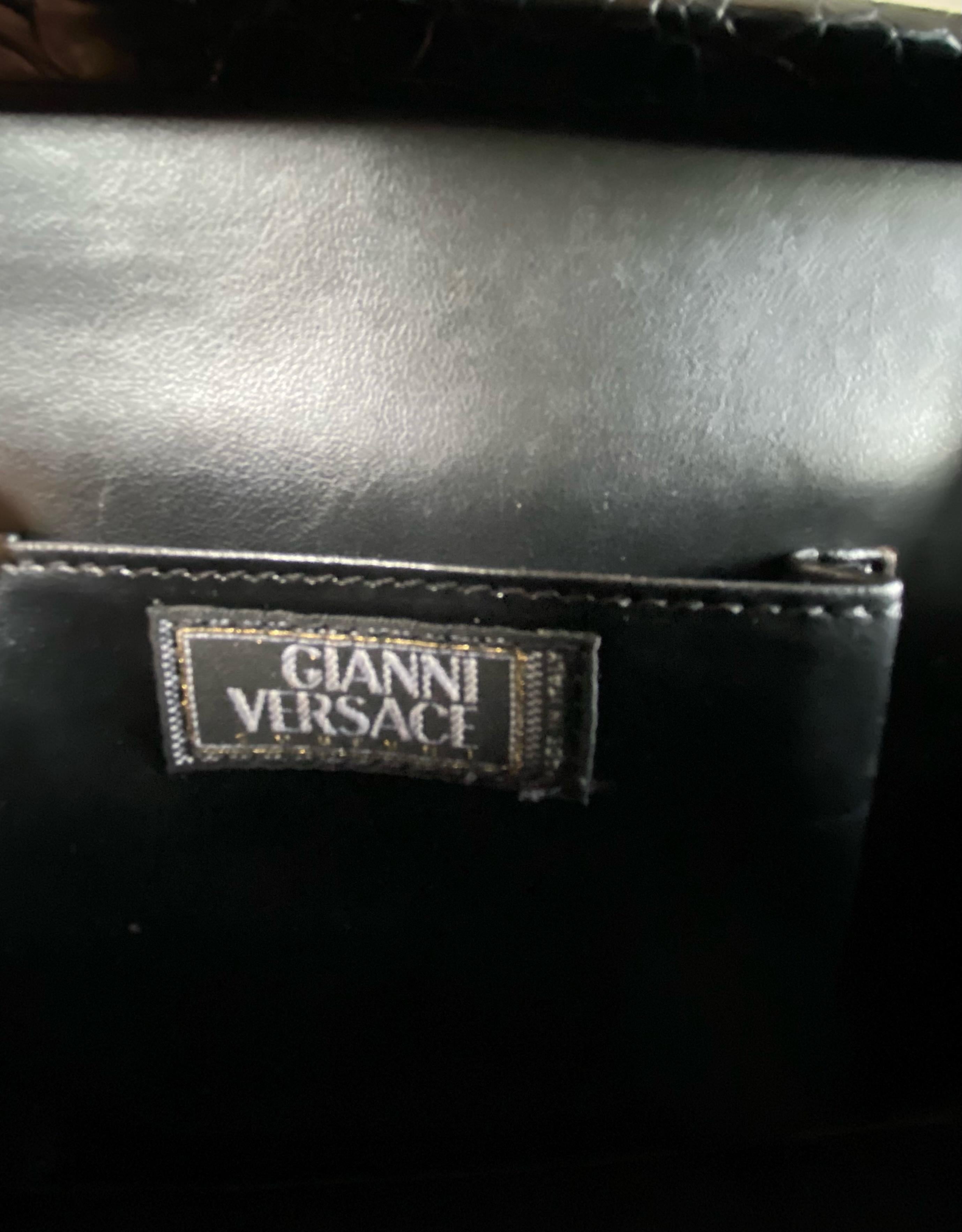 1990er Gianni Versace Couture Geprägte Krokodil-Top-Handtasche aus schwarzem Leder  Damen im Angebot