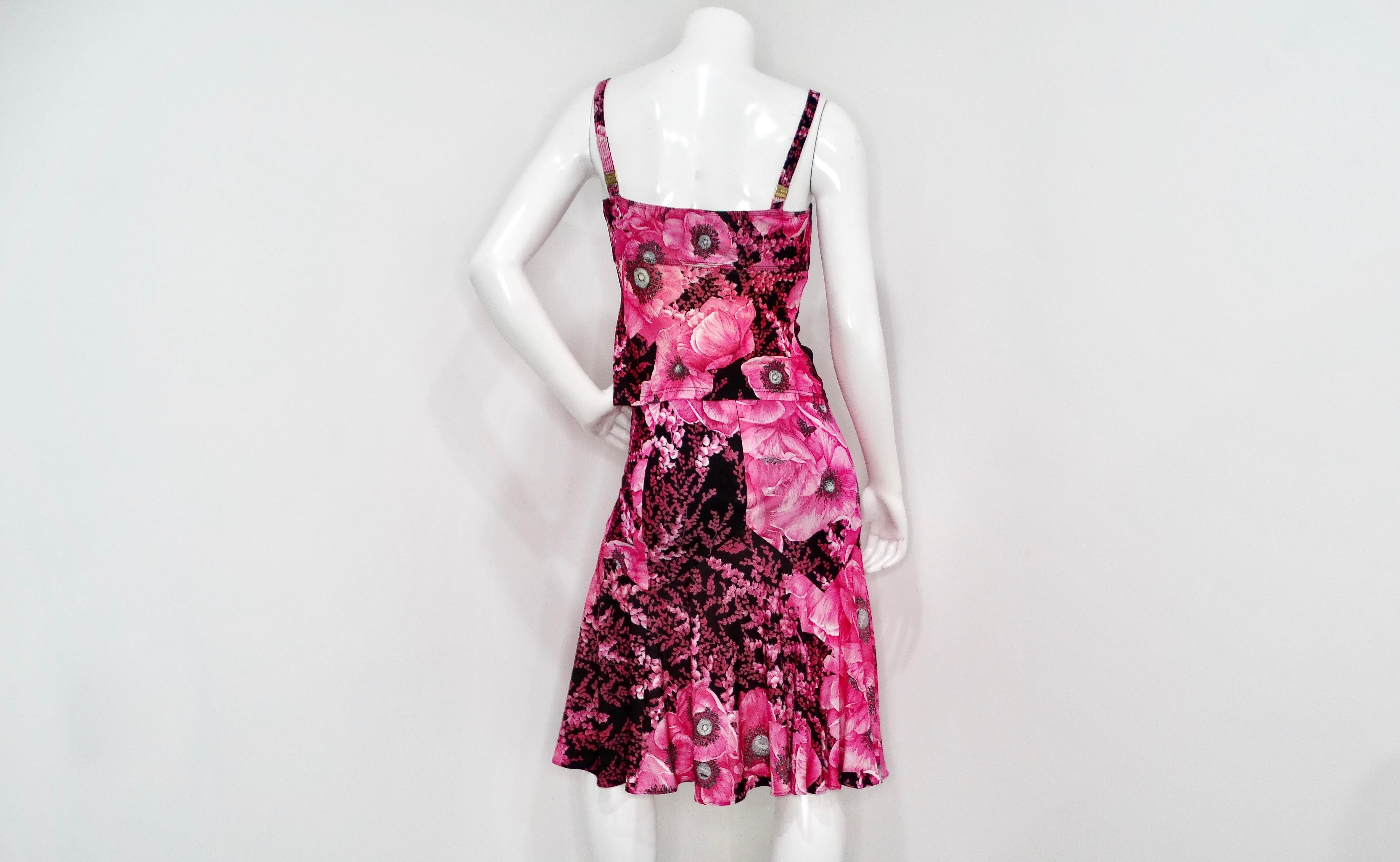Il set top e gonna con stampa floreale Gianni Versace Couture degli anni '90 è una splendida rappresentazione dell'audace moda italiana che esemplifica lo stile iconico dello stilista. Questo ensemble di grande effetto è caratterizzato da una base