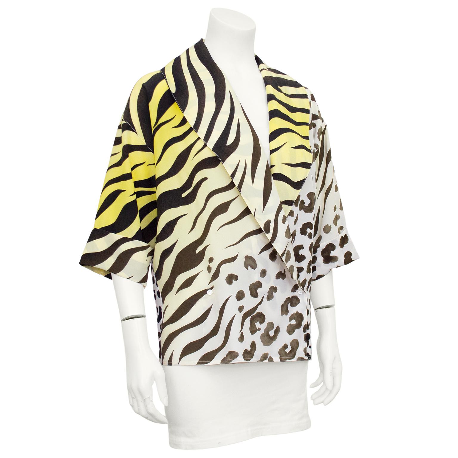 Favolosa blusa doppiopetto in seta Gianni Versace Couture degli anni '90. Stampa tigrata mista gialla, crema e marrone con stampa leopardata crema e marrone. Collo a scialle e ampie maniche corte con polsini al gomito. Eccellenti condizioni vintage.