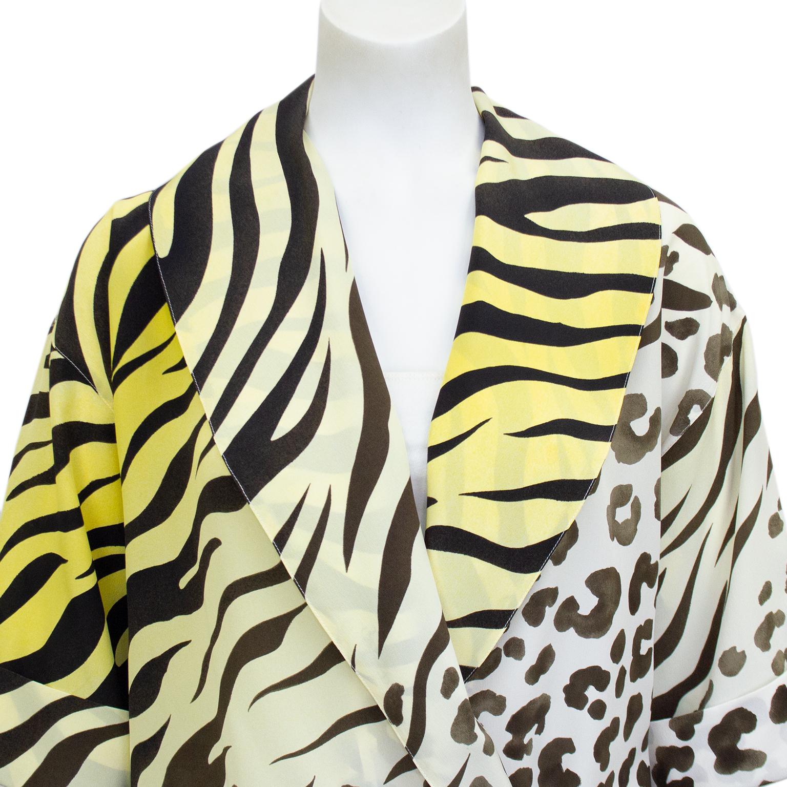Beige Gianni Versace Couture anni '90, camicetta a maniche corte con stampa leopardo e tigre in vendita