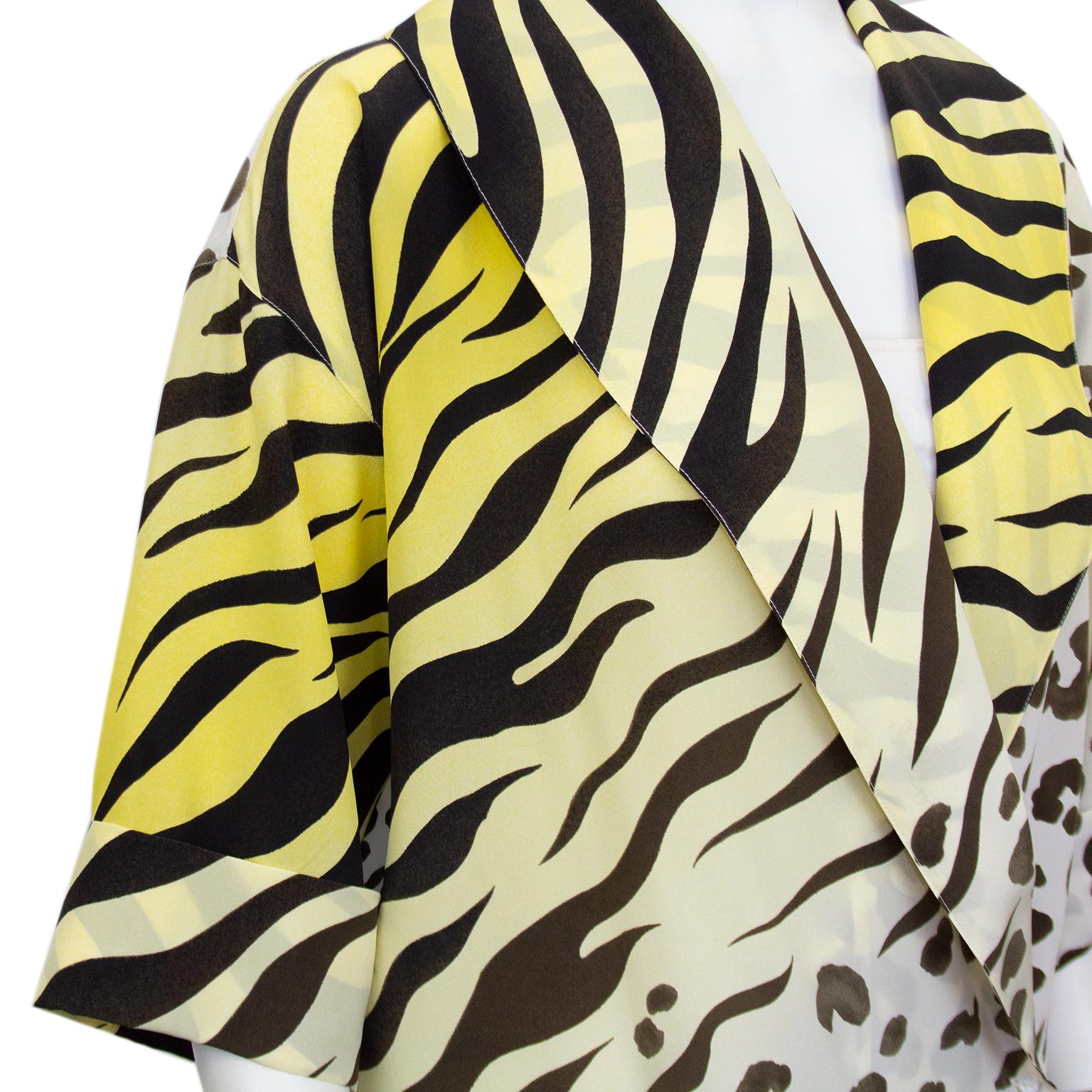Gianni Versace Couture anni '90, camicetta a maniche corte con stampa leopardo e tigre In condizioni buone in vendita a Toronto, Ontario
