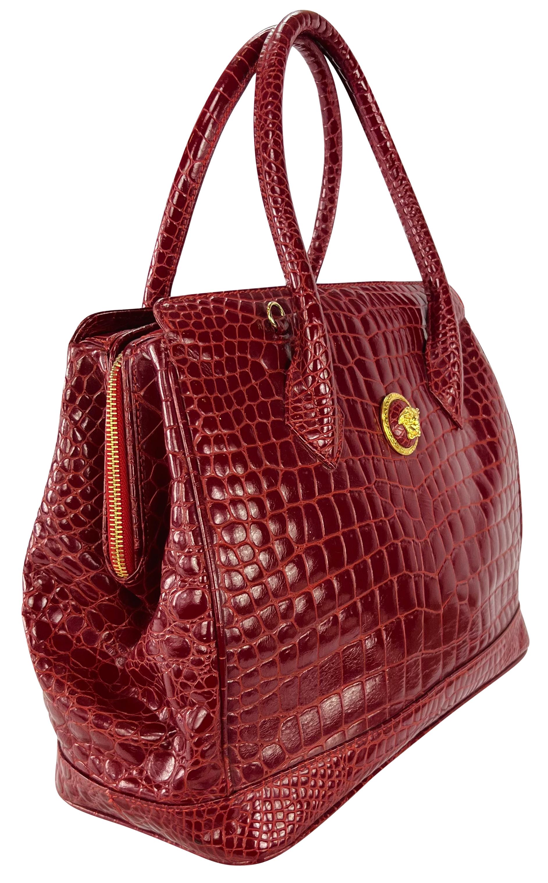Gianni Versace Couture - Grand sac fourre-tout Medusa en cuir embossé rouge des années 1990 en vente 5