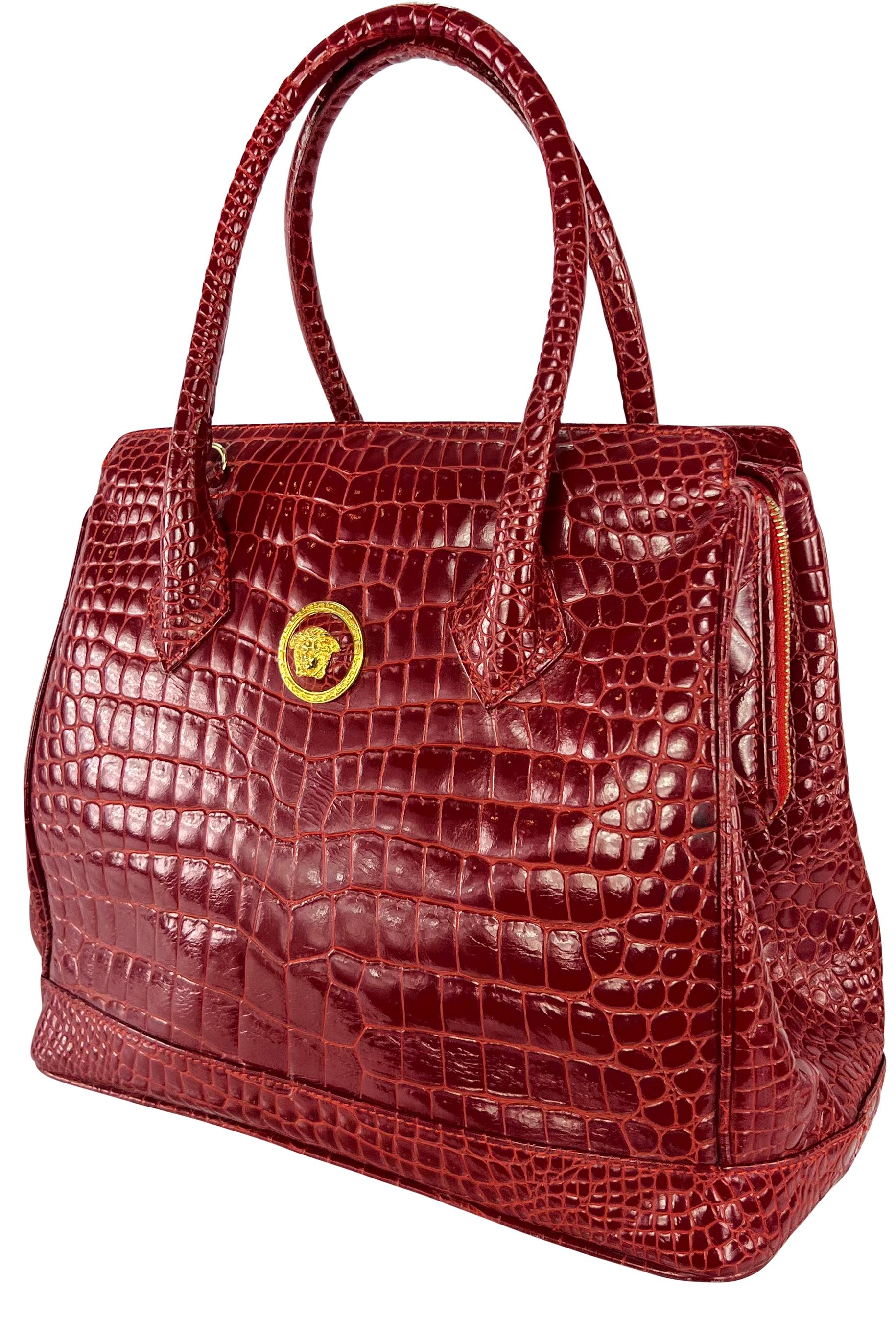 Marron Gianni Versace Couture - Grand sac fourre-tout Medusa en cuir embossé rouge des années 1990 en vente