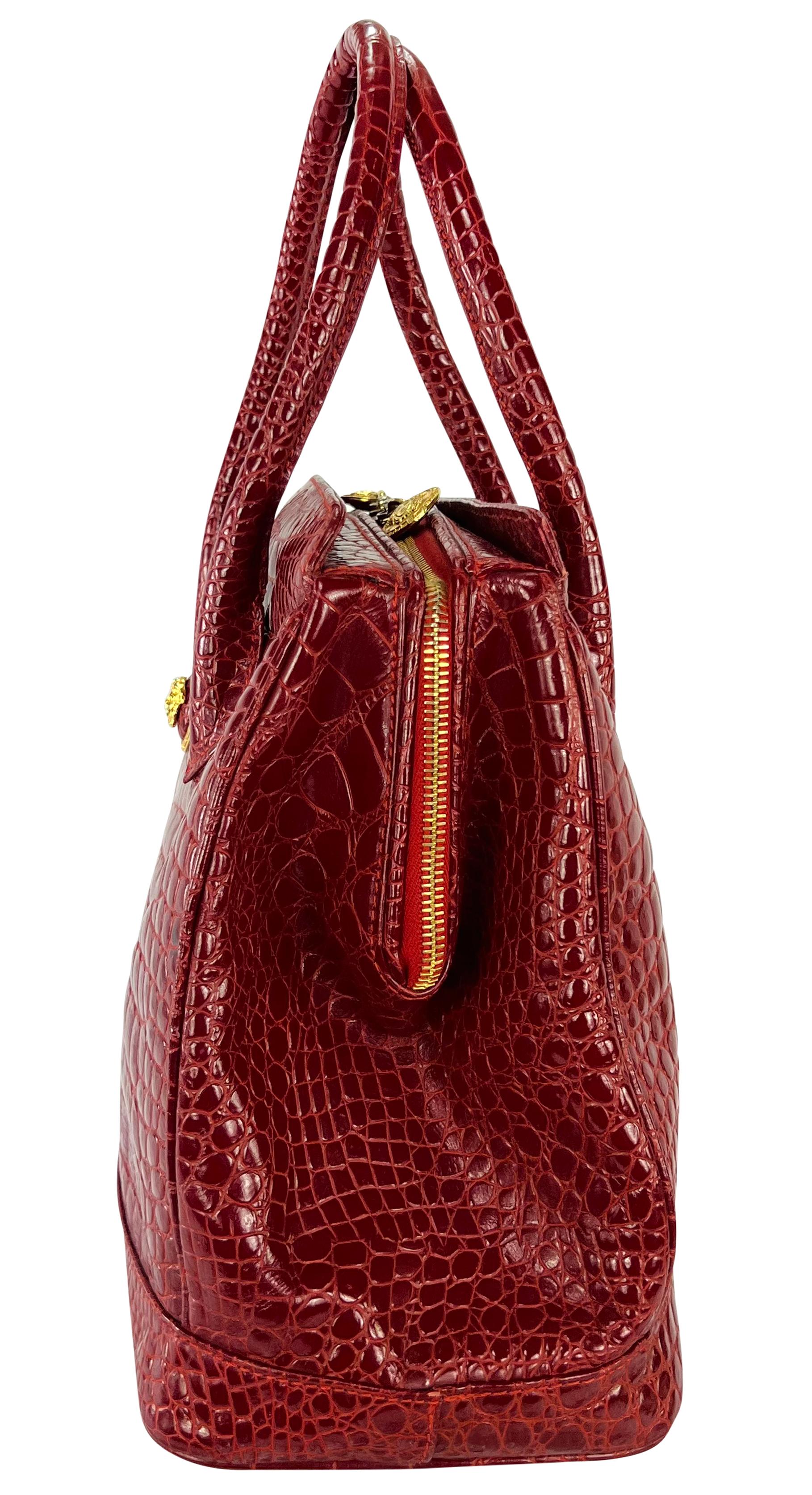 Gianni Versace Couture - Grand sac fourre-tout Medusa en cuir embossé rouge des années 1990 Bon état - En vente à West Hollywood, CA