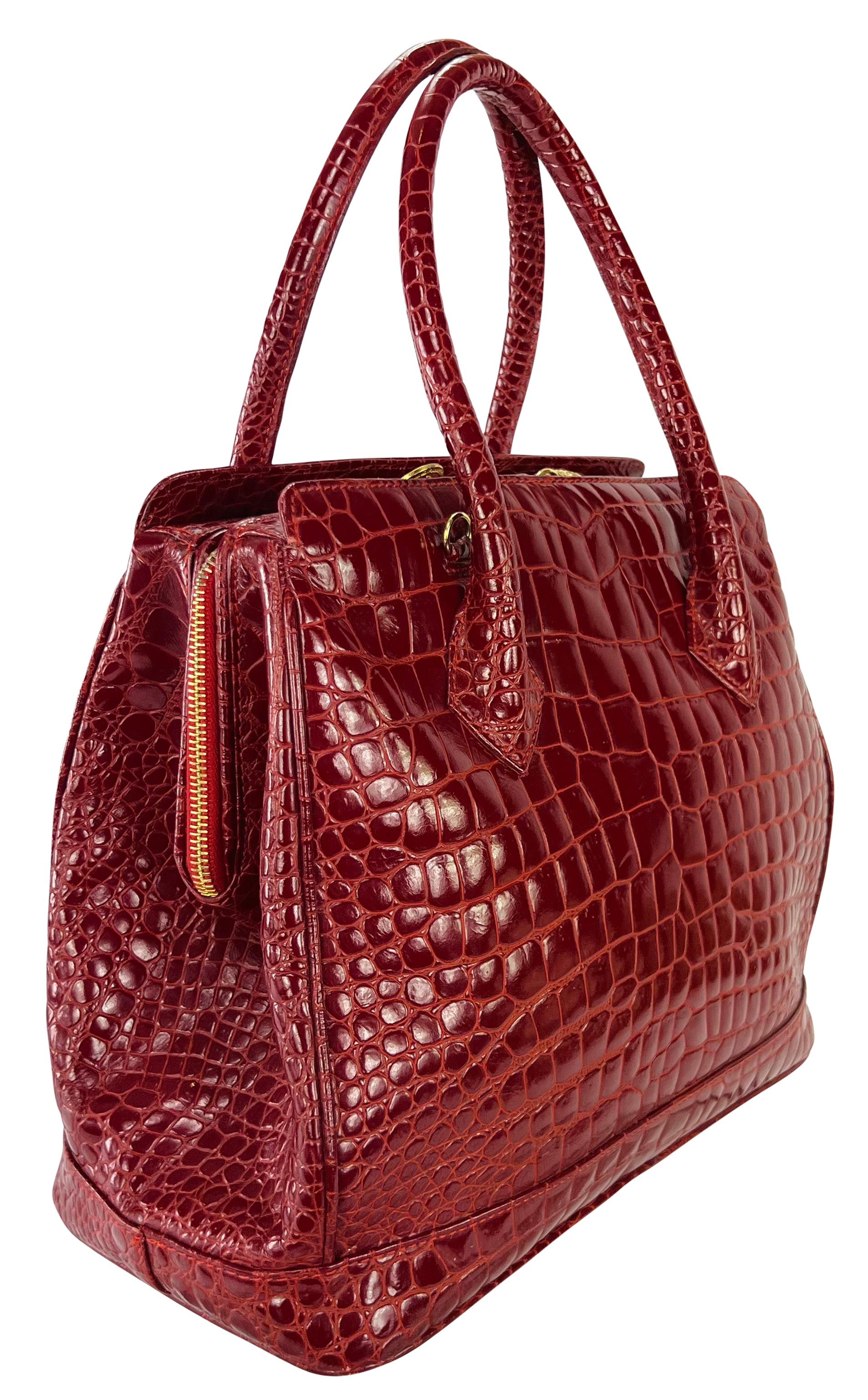 Gianni Versace Couture - Grand sac fourre-tout Medusa en cuir embossé rouge des années 1990 Pour femmes en vente