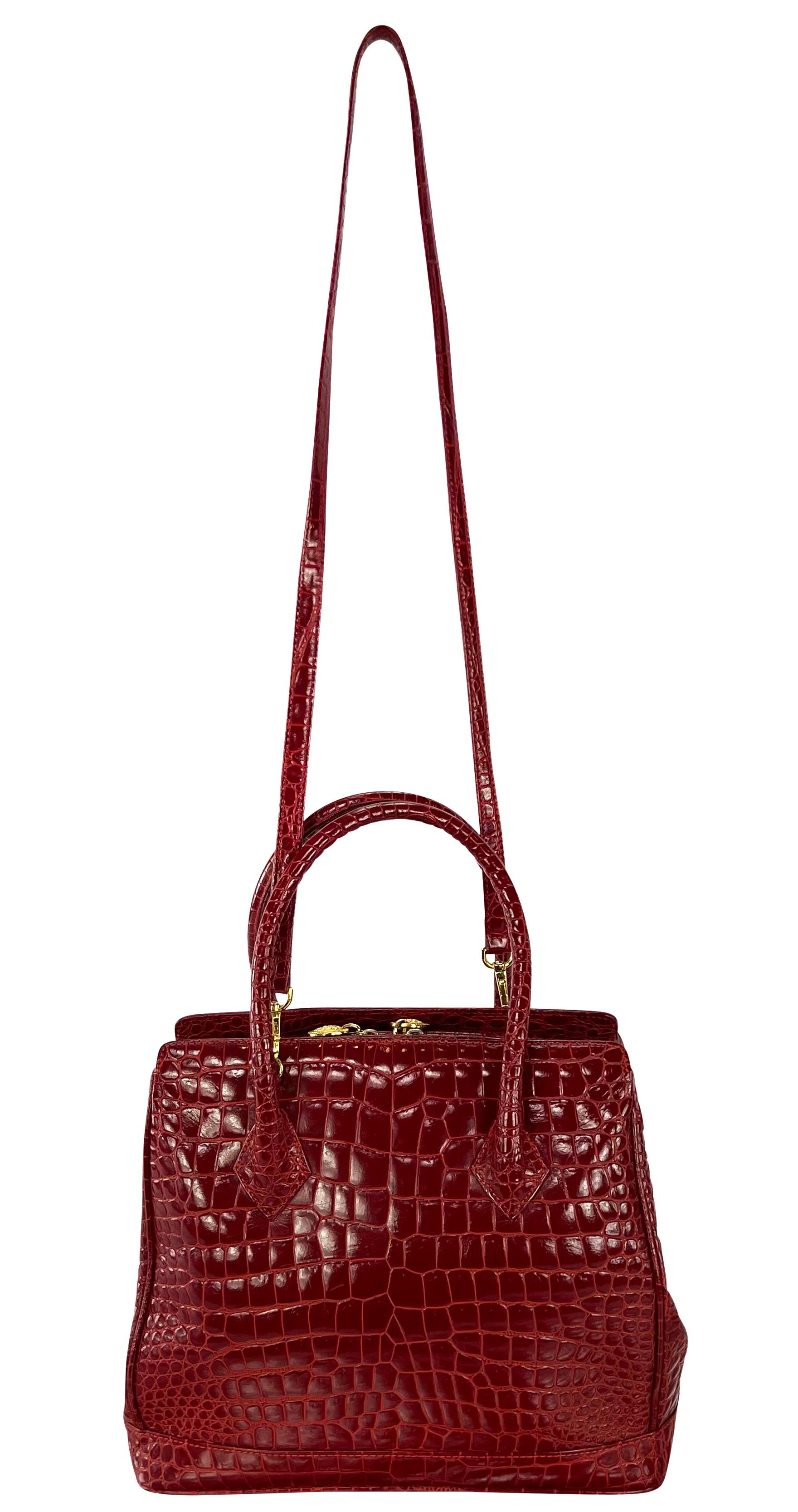 Gianni Versace Couture - Grand sac fourre-tout Medusa en cuir embossé rouge des années 1990 en vente 2