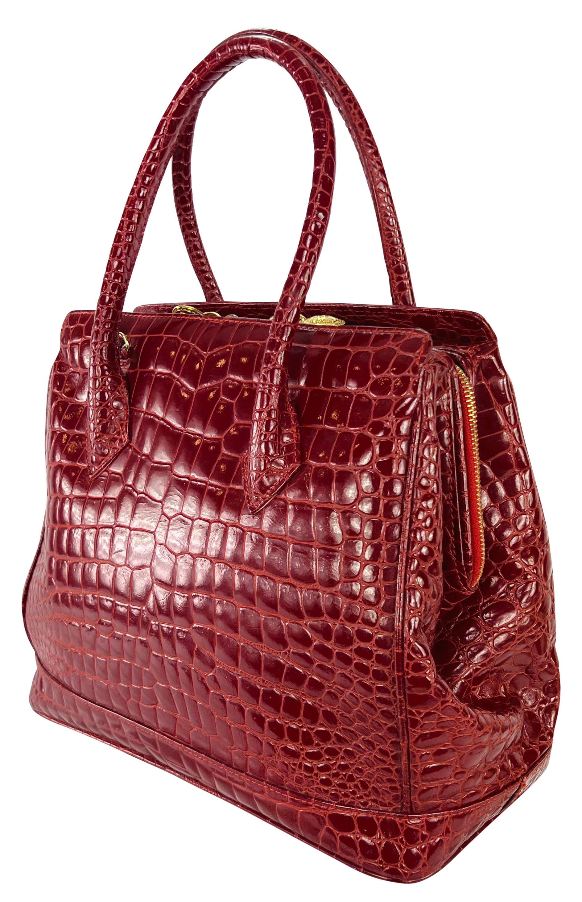 Gianni Versace Couture - Grand sac fourre-tout Medusa en cuir embossé rouge des années 1990 en vente 3