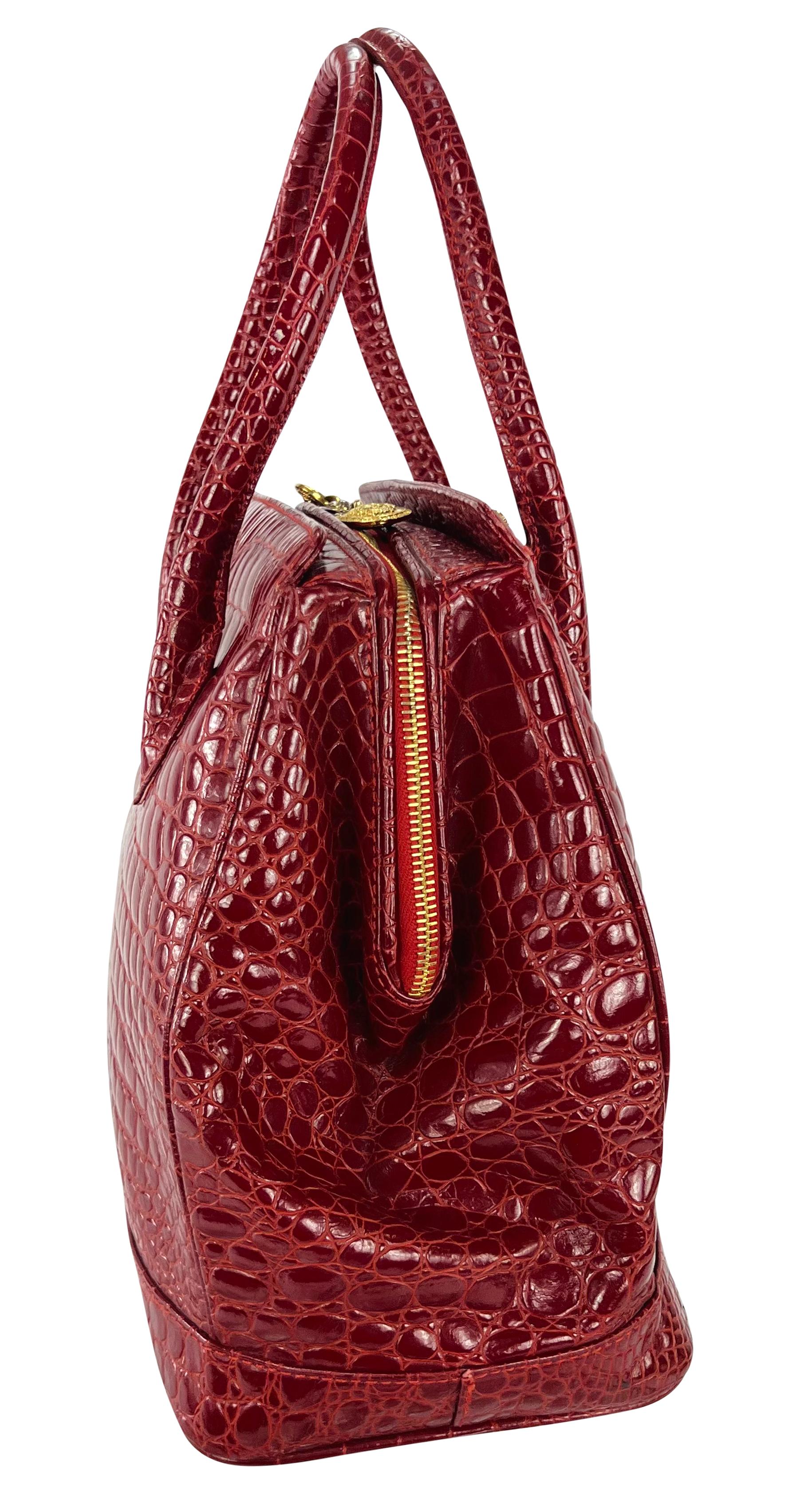 Gianni Versace Couture - Grand sac fourre-tout Medusa en cuir embossé rouge des années 1990 en vente 4