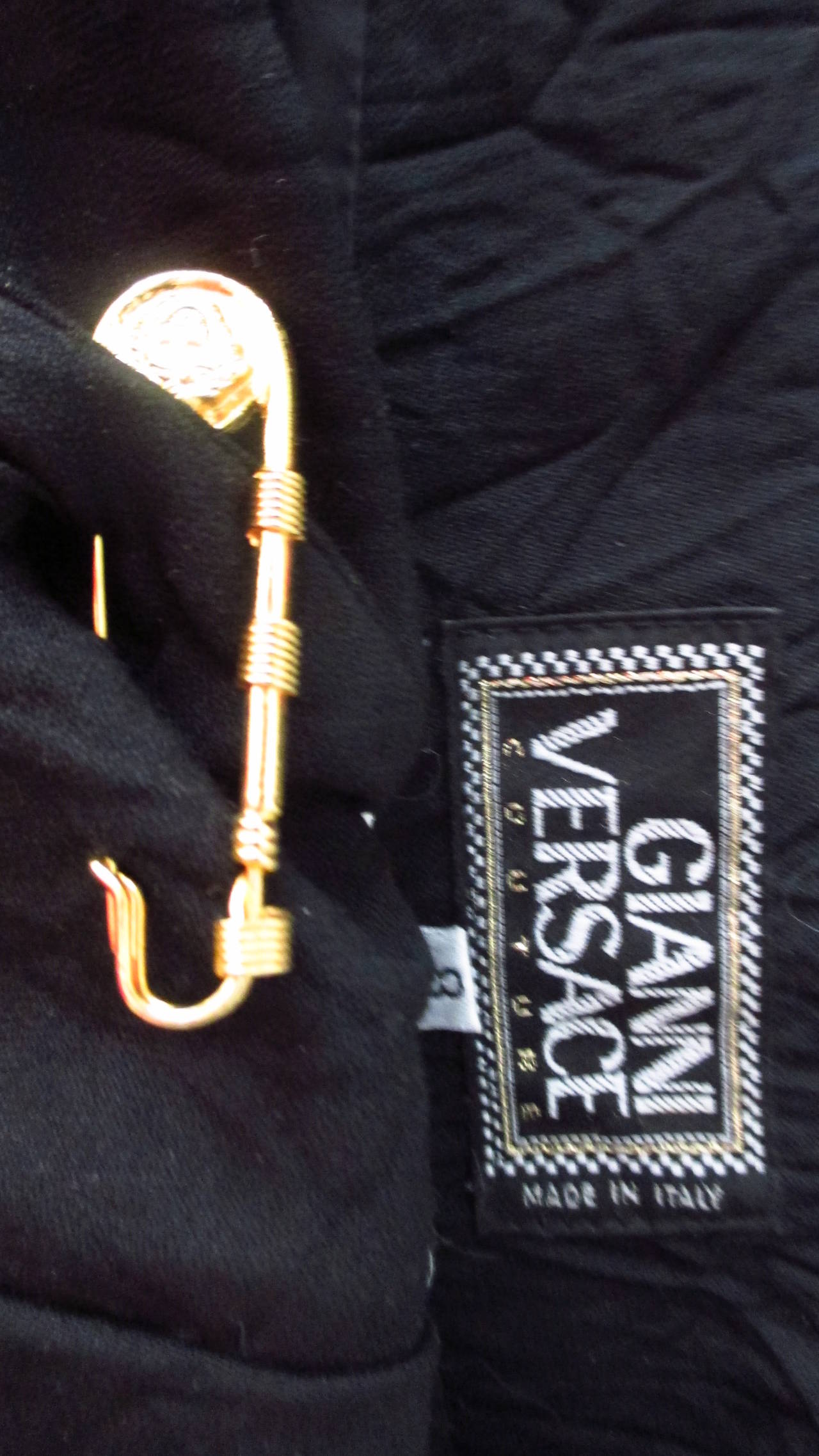 Gianni Versace Sicherheitsnadelrock 1990er Jahre im Angebot 5