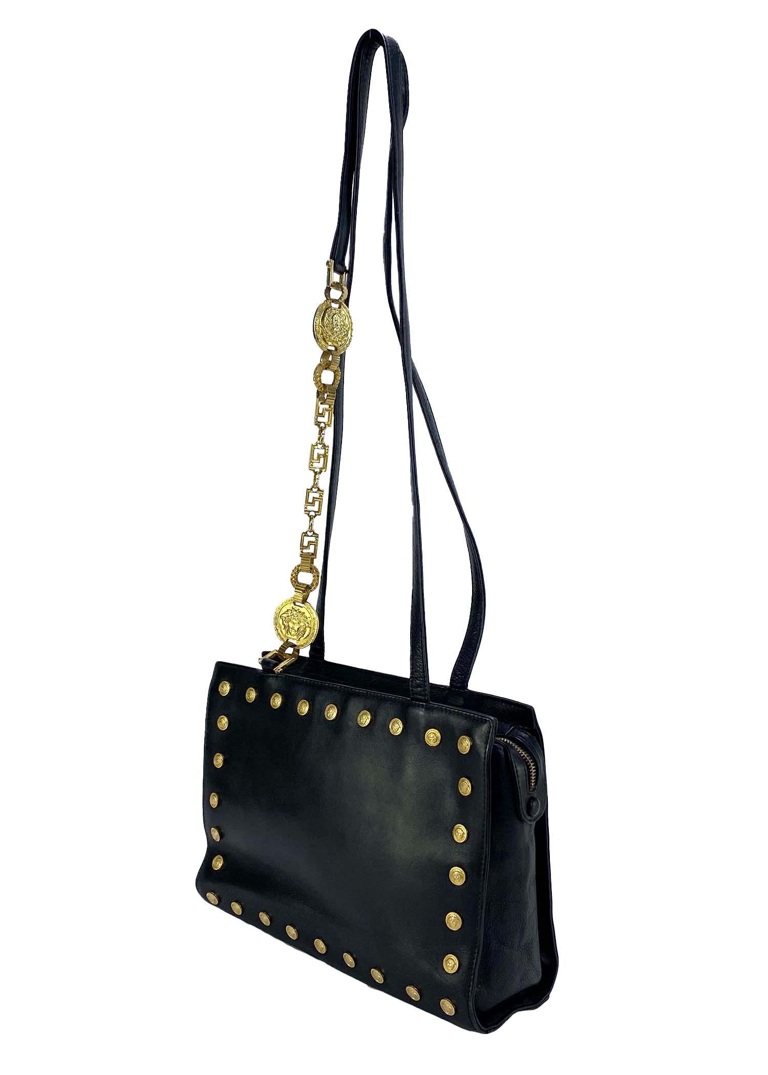 Wir präsentieren eine klassische Gianni Versace Couture-Handtasche, entworfen von Gianni Versace. Die Anfang/Mitte der 1990er Jahre entworfene Tasche ist komplett aus schwarzem Leder gefertigt und mit einem Rand aus kleinen Medusa-Logo-Medaillons