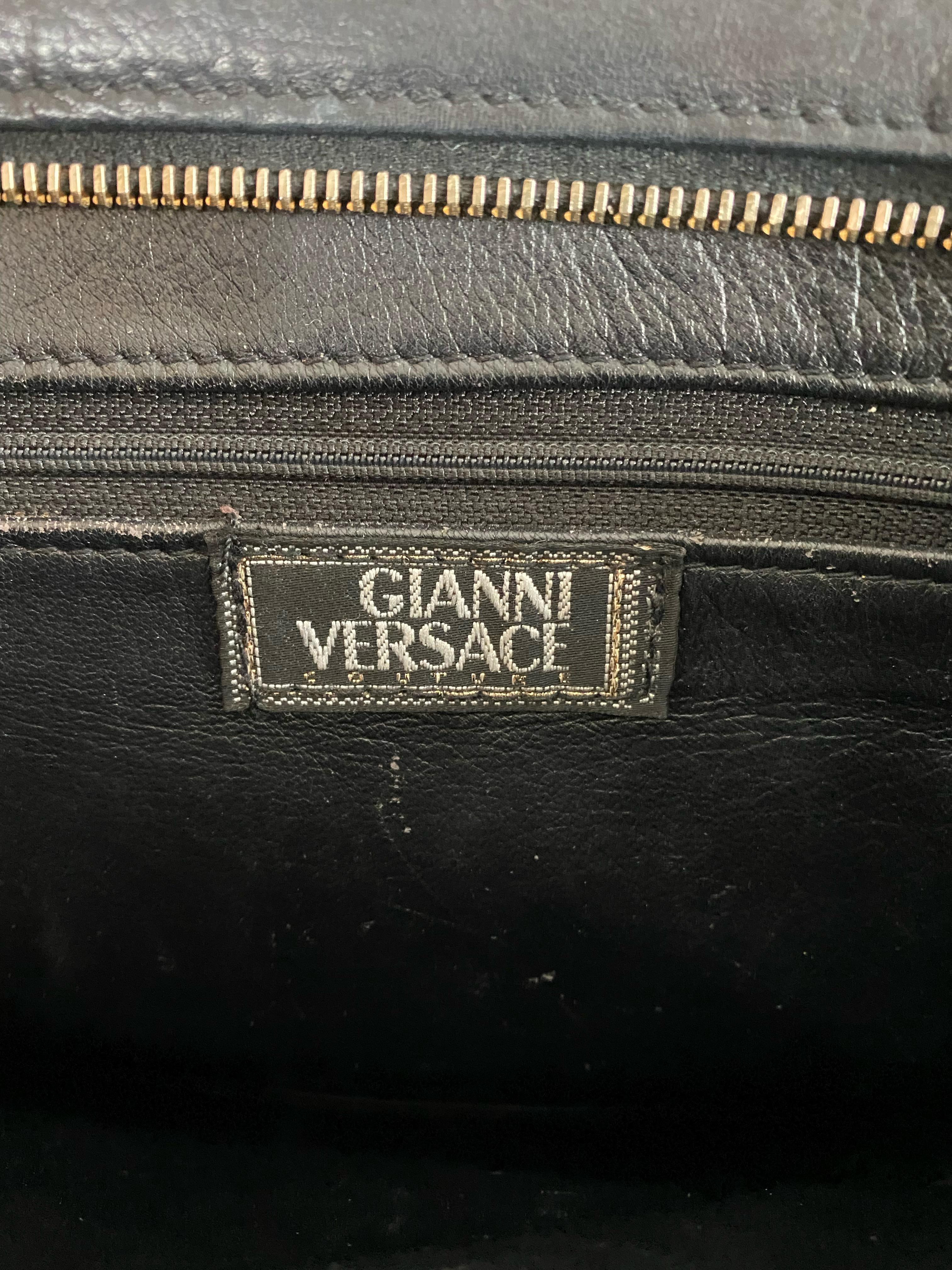 1990er Gianni Versace Couture Kleine Medaillon-Tasche aus schwarzem Leder mit Kette  Damen im Angebot