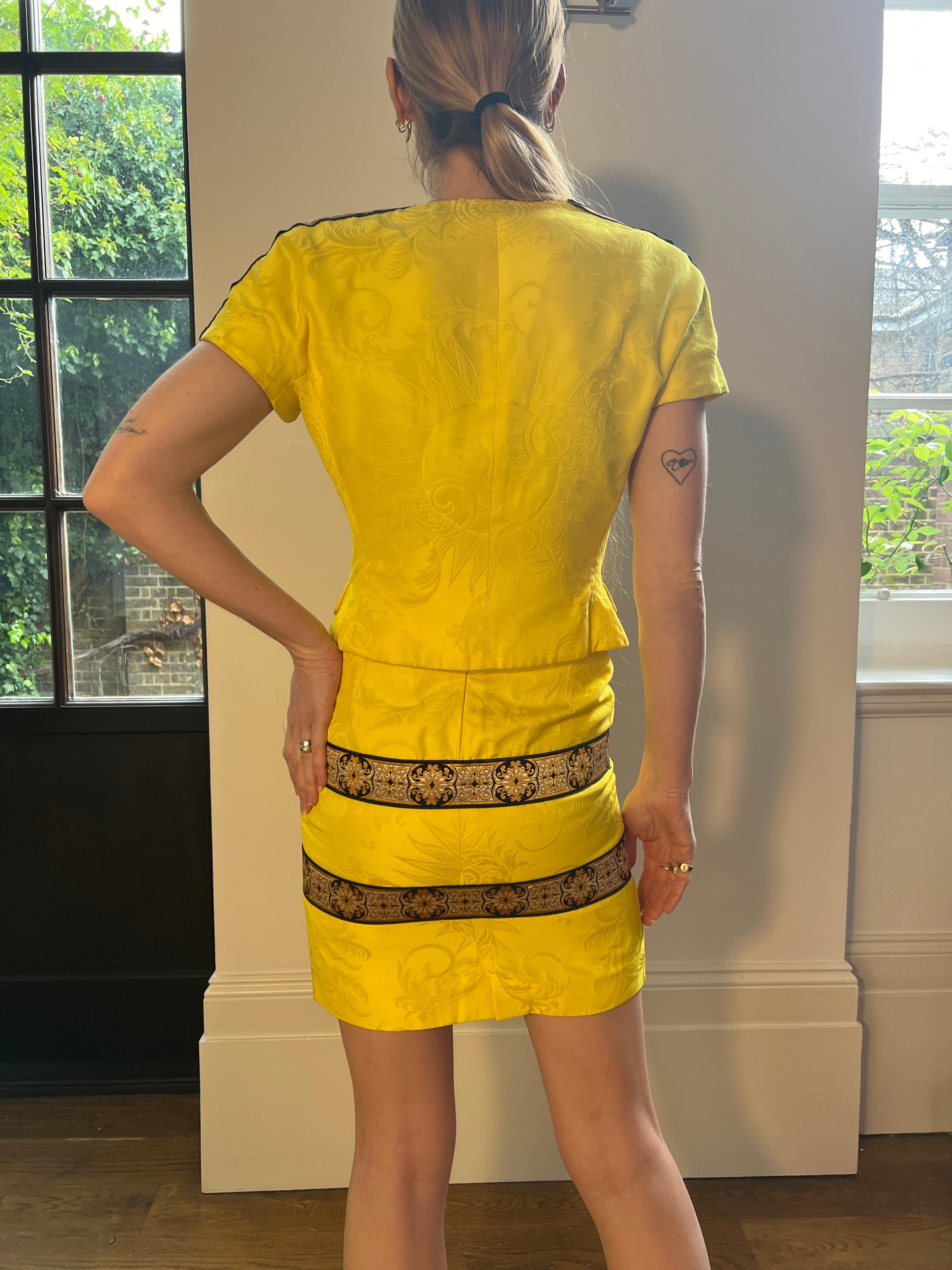 Tailleur jupe baroque jaune Gianni Versace Couture des années 1990 en vente 3