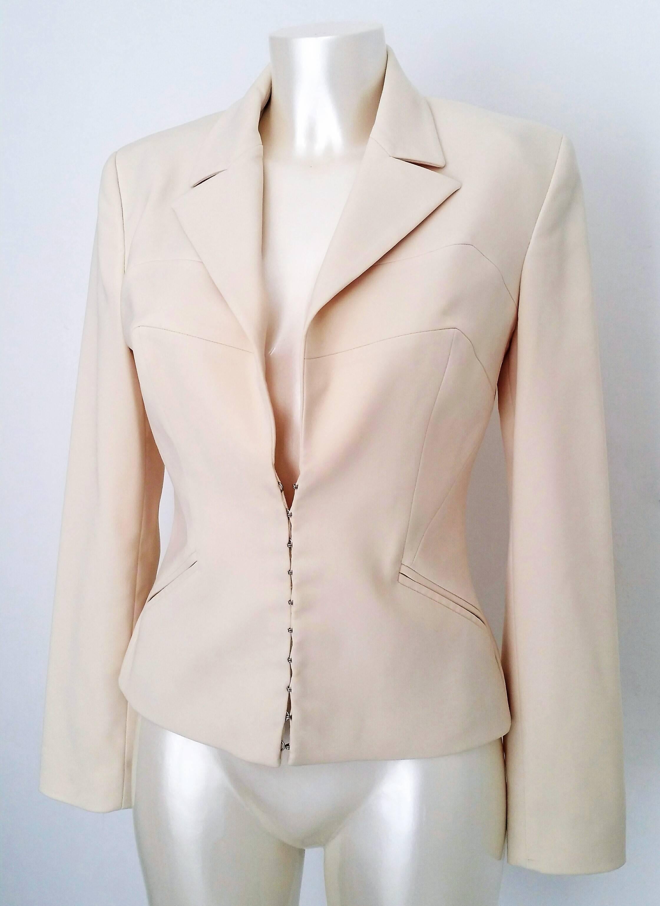 1990s Gianni Versace cream jacket
Totally made in italy
Size: 42 italian size range 