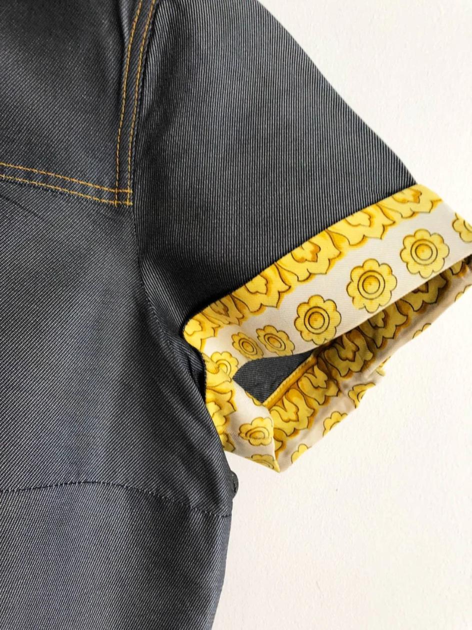 1990s Gianni Versace Couture Denim Blue Contrast Cuff Cropped Mako cotton Blouse, Made in Italy 

Pit to pit measurement is 44cm, length is 48cm

Size: 
38 Italian 
8 UK 
0-2 USA 

Condition is very good, 1990s vintage 