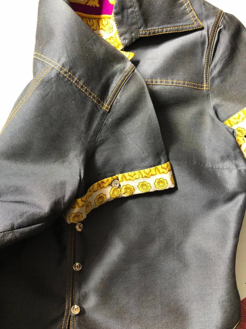 1990s Gianni Versace Denim Contrast Cuff Cropped Mako Cotton Shirt In Good Condition For Sale In London, GB