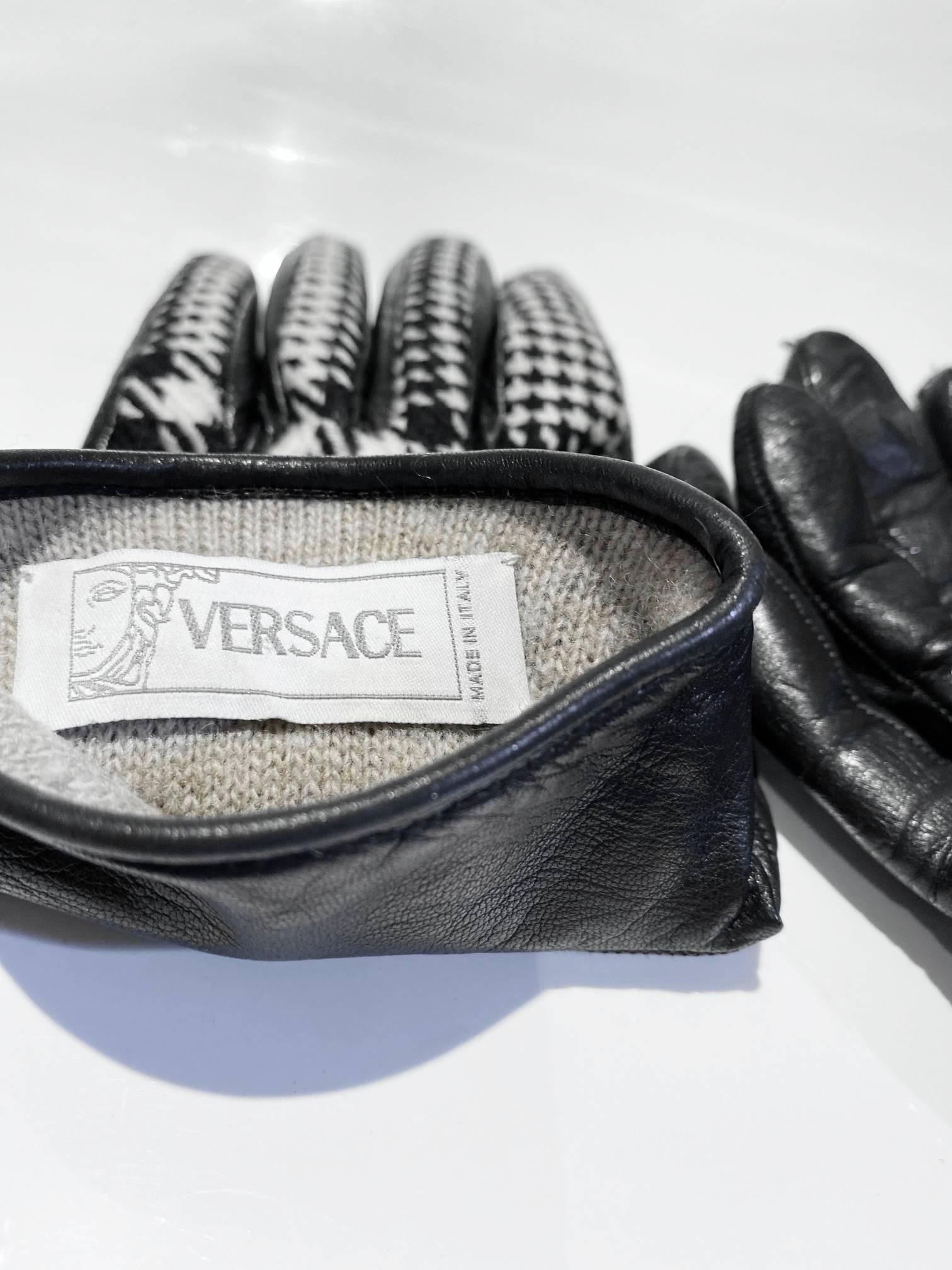Gianni Versace Hundezahn-Winterhandschuhe aus Wolle, schwarzes Leder, silberfarbenes Medusa-Metall-Logo, Made in Italy 
Zustand: 1990er, vintage, gut, leichte Gebrauchsspuren am Leder 
Größe: 7.5 - klein