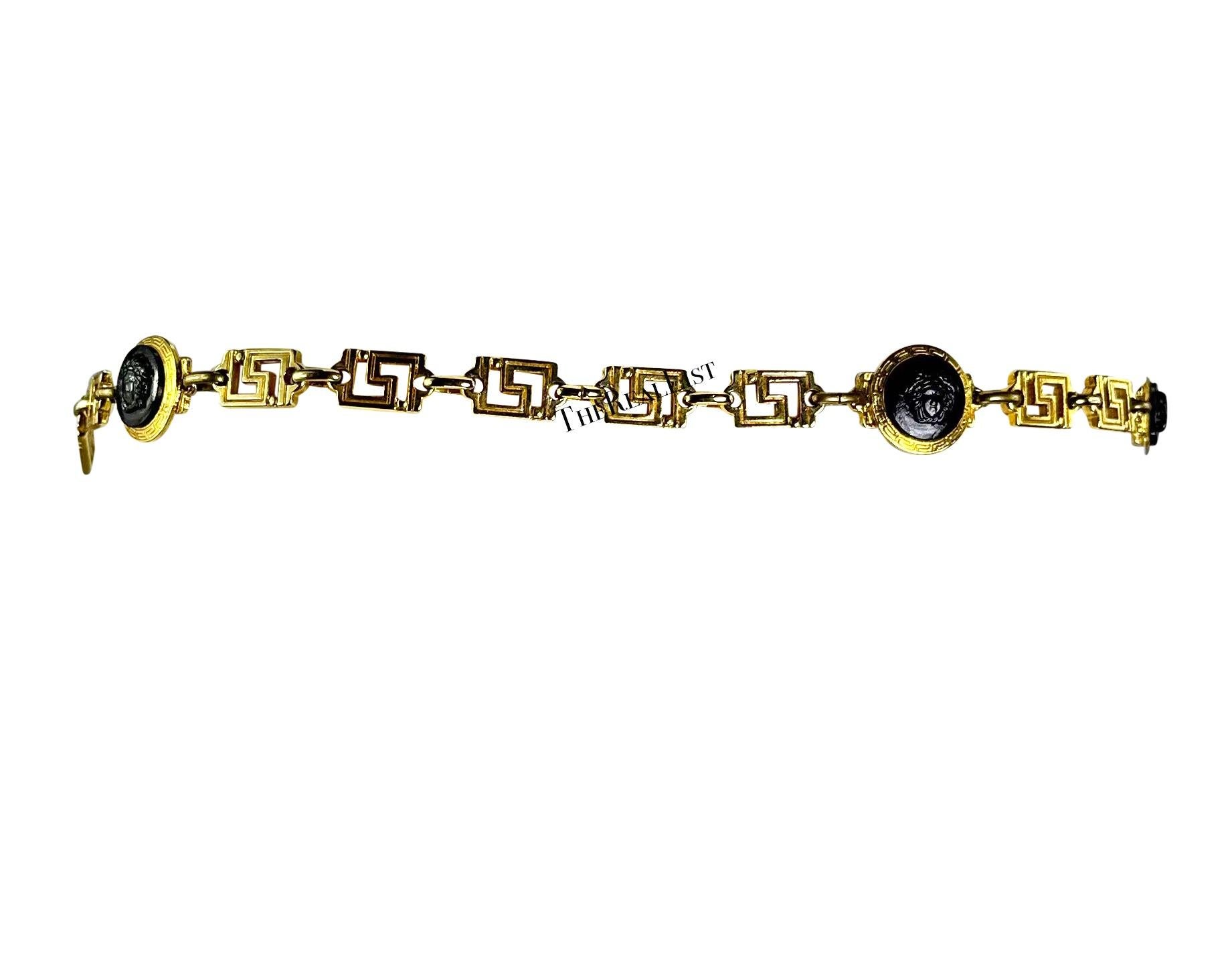 1990er Gianni Versace Doppelkette Schwarz Medusa Griechischer Schlüssel Goldgürtel für Damen oder Herren im Angebot