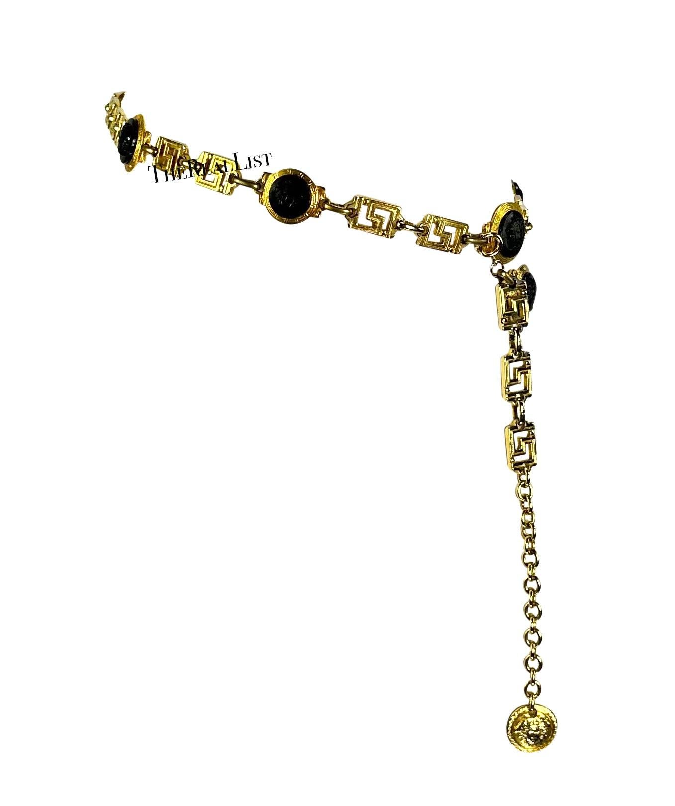 1990er Gianni Versace Doppelkette Schwarz Medusa Griechischer Schlüssel Goldgürtel im Angebot 1