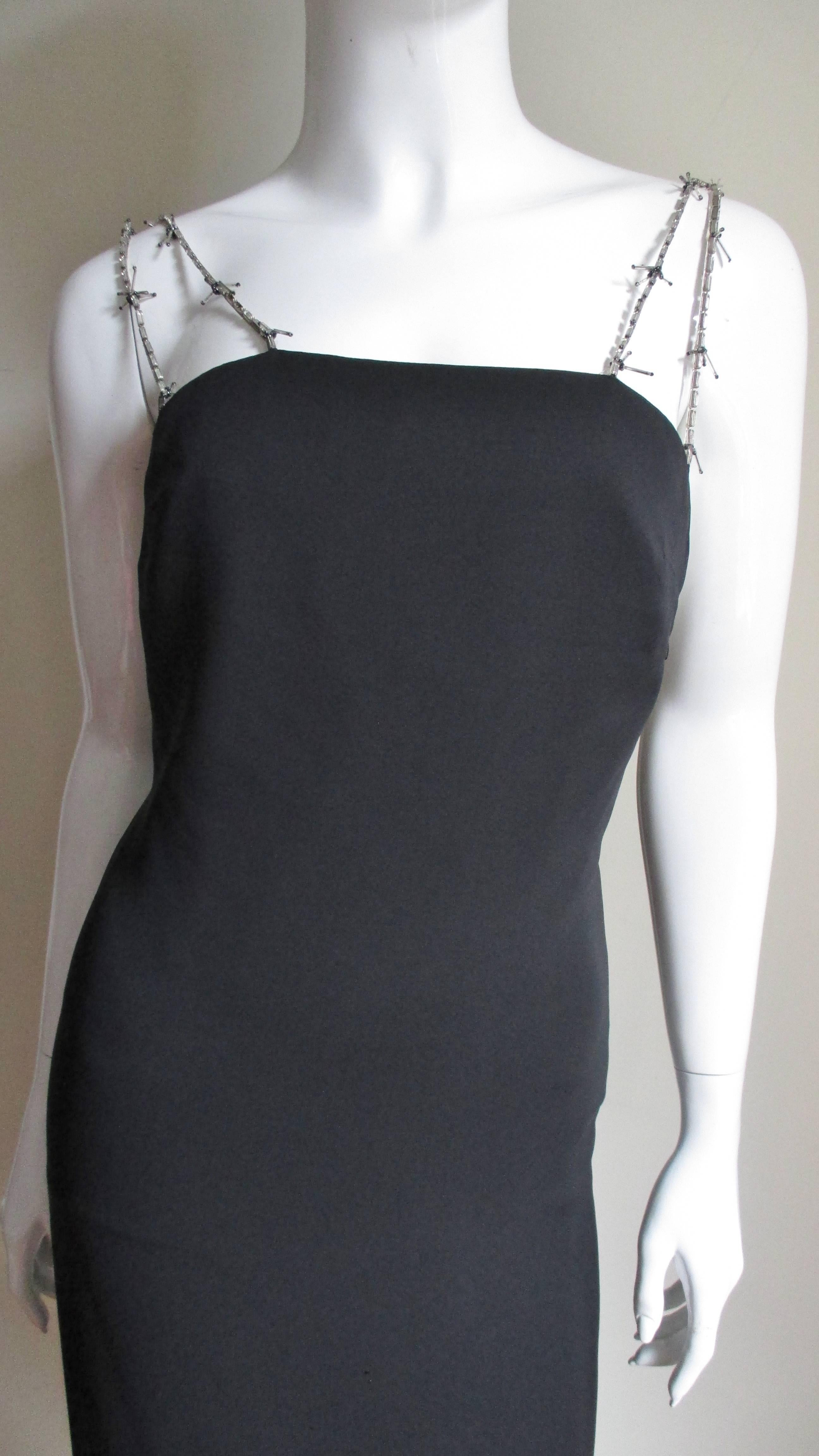 Une belle robe en soie noire avec des bretelles perlées de Gianni Versace Couture.  Il s'agit d'une robe simple qui épouse le corps avec deux bretelles à chaque épaule faites de perles tubulaires en verre argenté et de perles de rocaille en verre