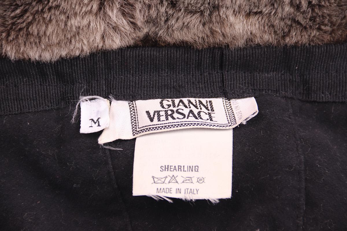 1990er Gianni Versace Pelzmütze mit Ohrenklappen (Schwarz) im Angebot