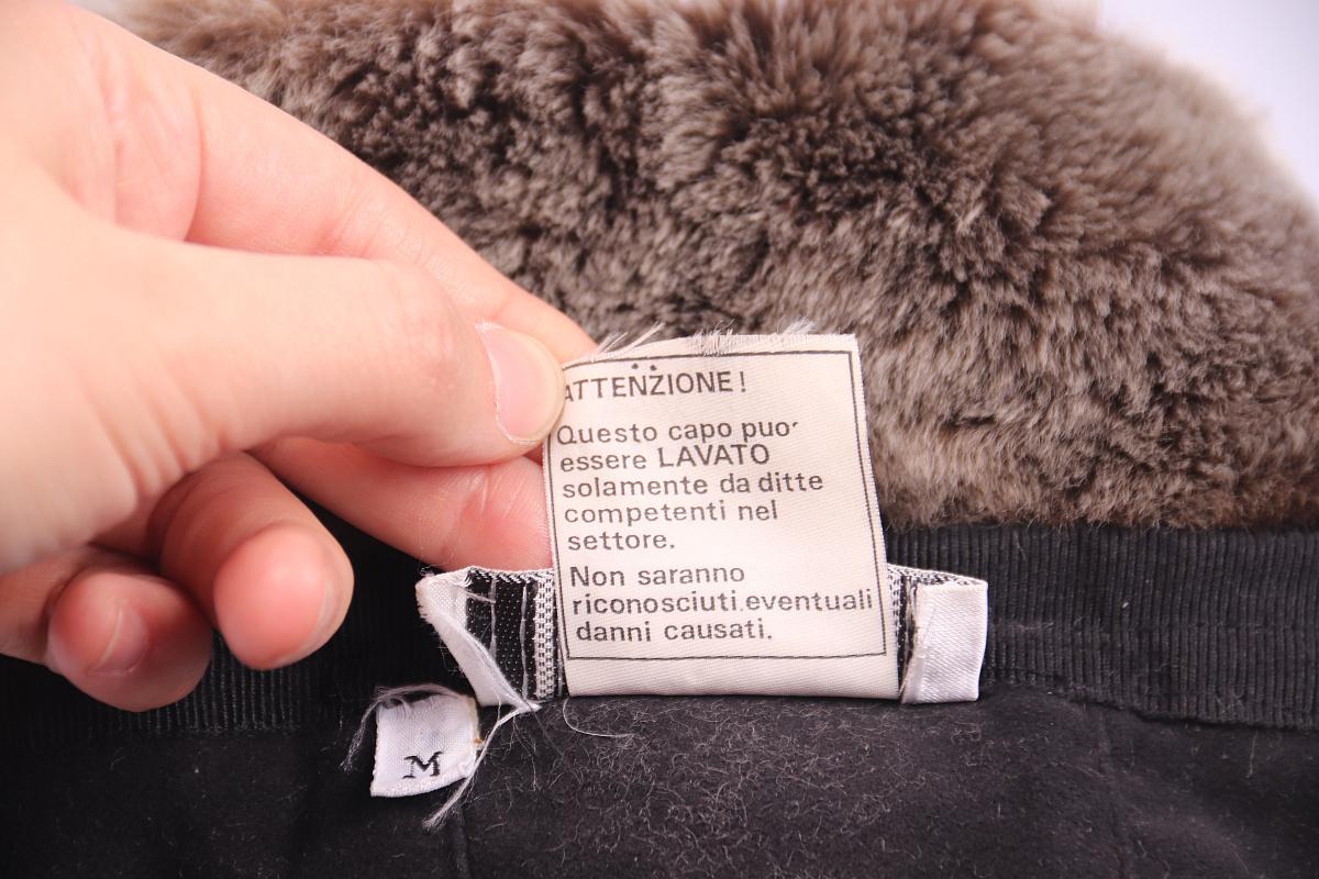 1990er Gianni Versace Pelzmütze mit Ohrenklappen für Damen oder Herren im Angebot