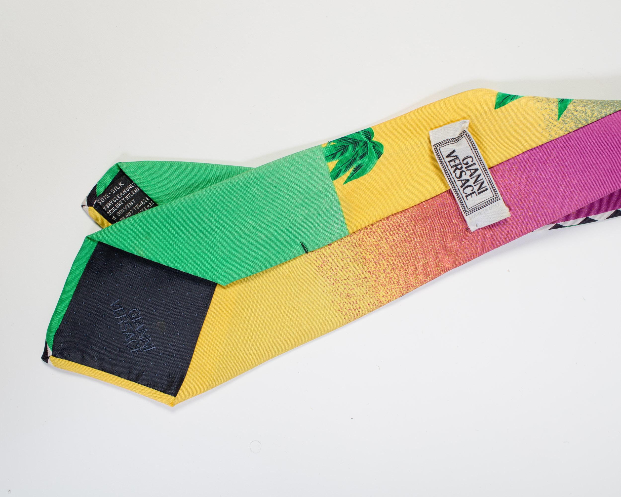 1990er GIANNI VERSACE Geometrische Miami Krawatte mit Palmen (Beige) im Angebot