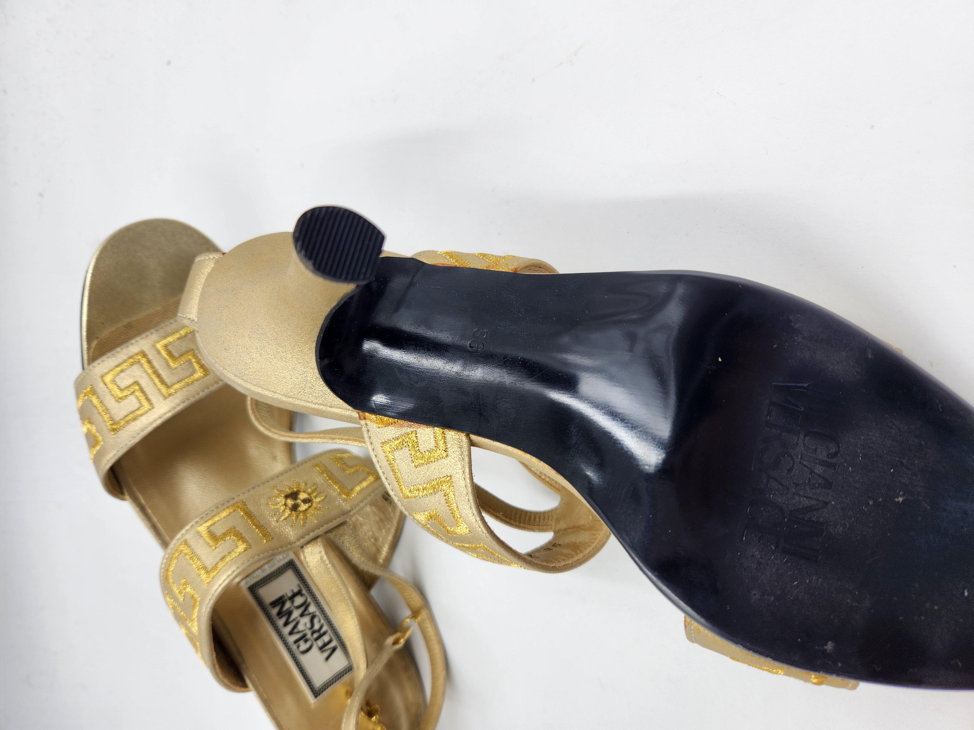 Vintage Gianni Versace gold greca heels in size 36. 
Feature
Material: Gold-tone Leather
Condition: Very good, light signs of wear as pictured.
Colour: Gold
Size: IT 36
Period: 1990-
Place of Origin: Italy
