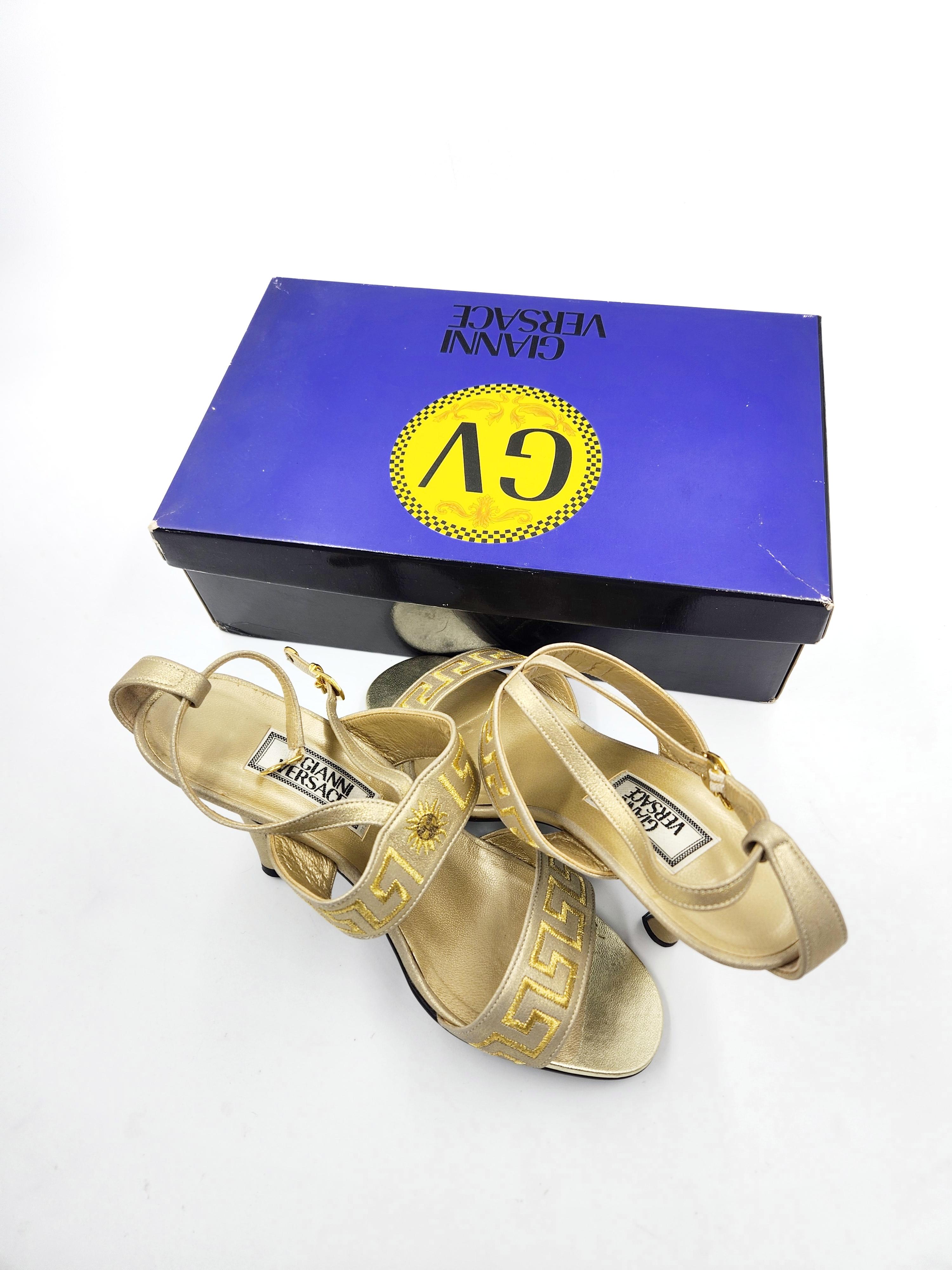 Or Chaussures à talons gréca dorées Gianni Versace vintage pour femme, années 1990, taille 36 en vente