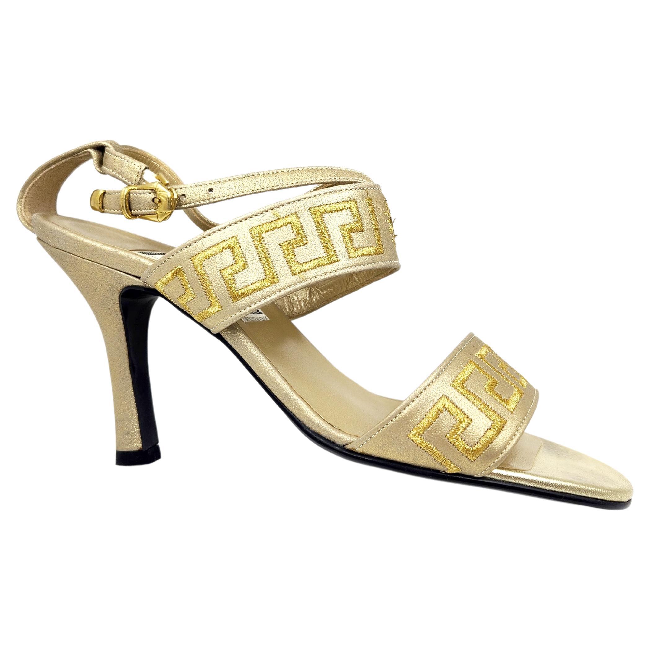 1990er Gianni Versace Goldfarbene Greca-Sandalen mit Absatz für Damen Vintage 36