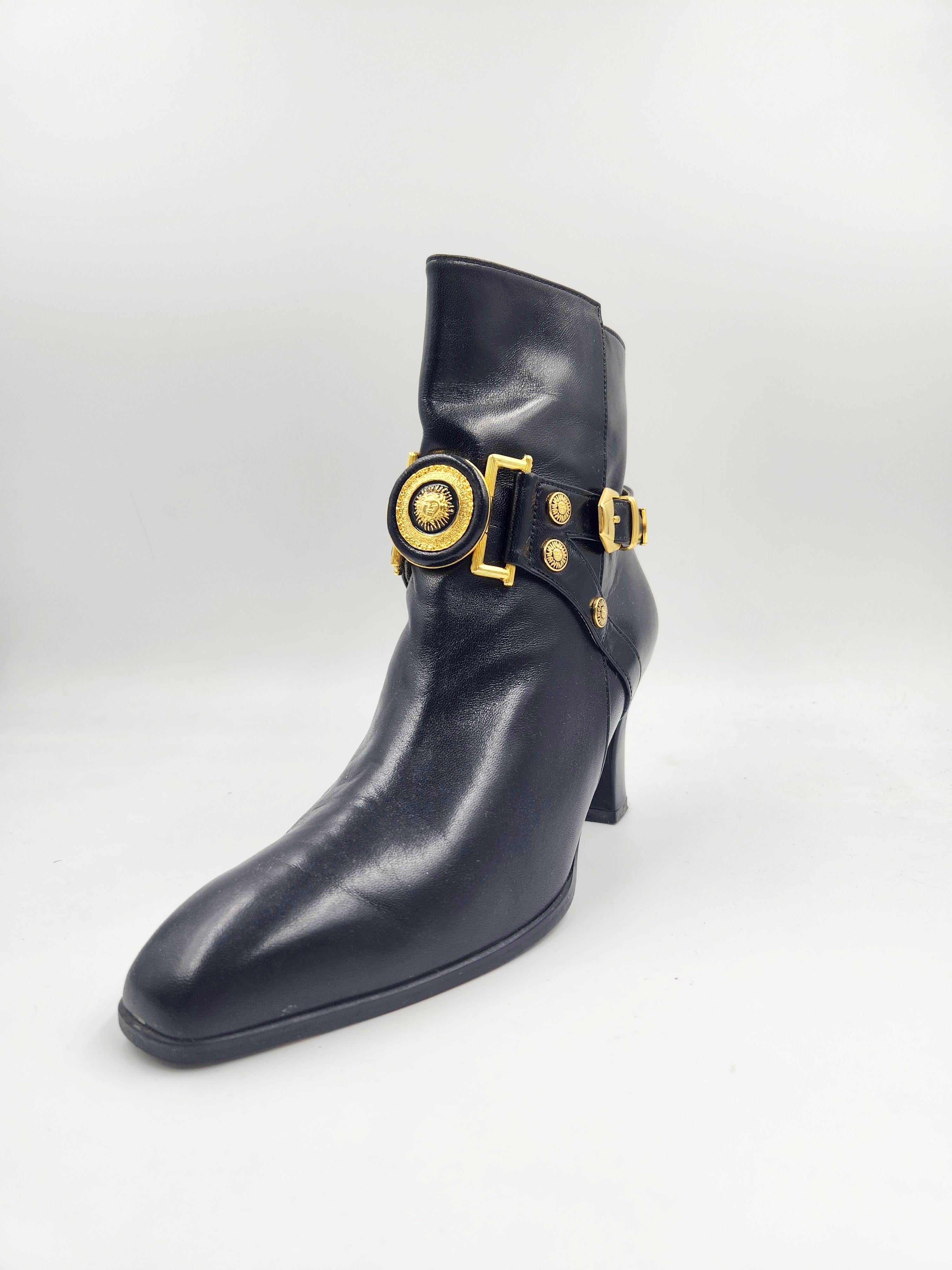 Vintage Gianni Versace Goldmedaillon Münze Stiefel

Merkmal
MATERIAL: Schwarzes Leder & Goldmedaillon
Zustand: Sehr gut, leichte Gebrauchsspuren wie abgebildet.
Farbe: Gold
Größe: IT 36
Zeitraum: 1990-
Herkunftsort: Italien