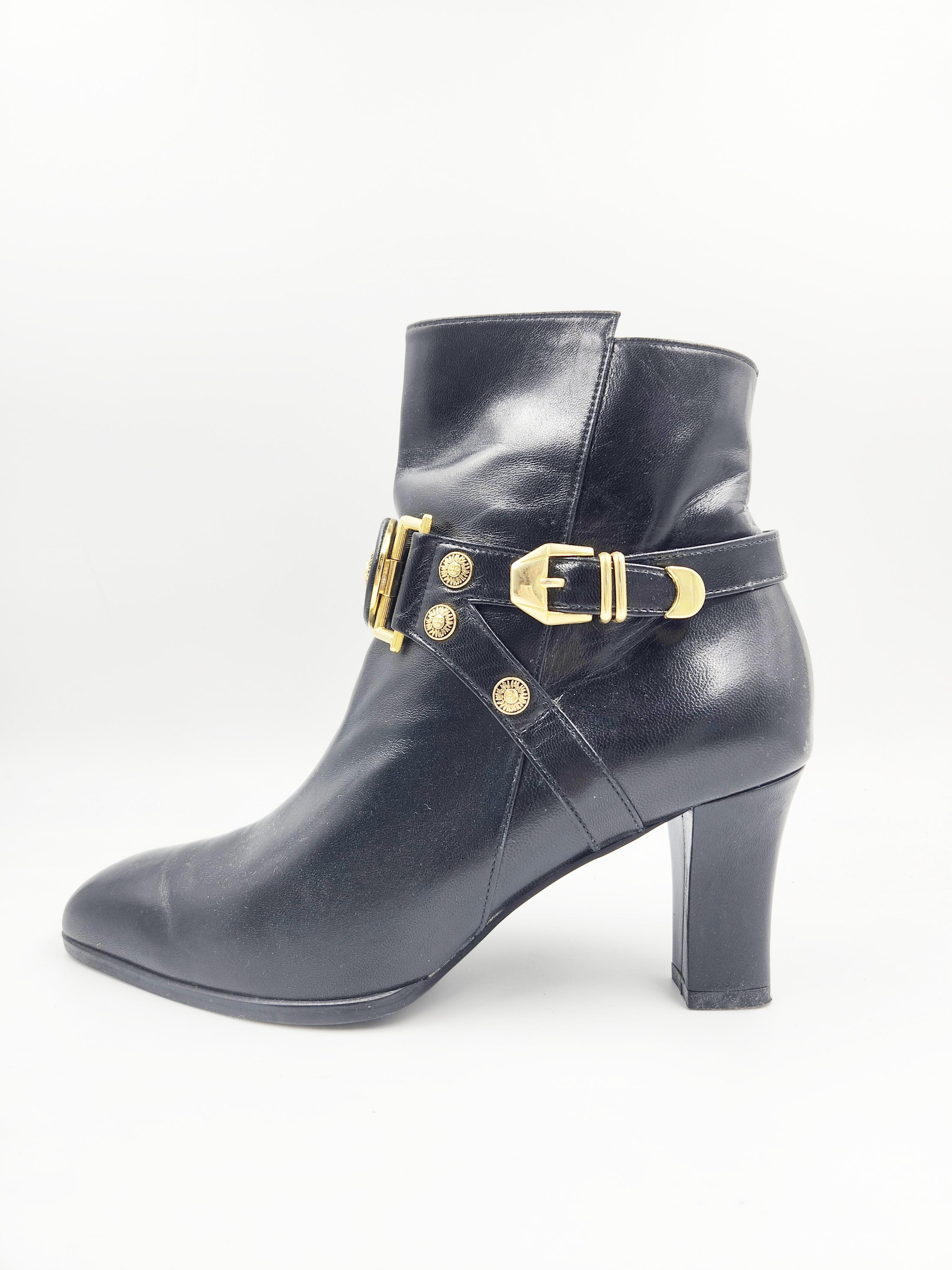 1990er Gianni Versace Gold Medaillon Sonnen Schuhe Vintage 36 Stiefeletten für Damen (Schwarz) im Angebot