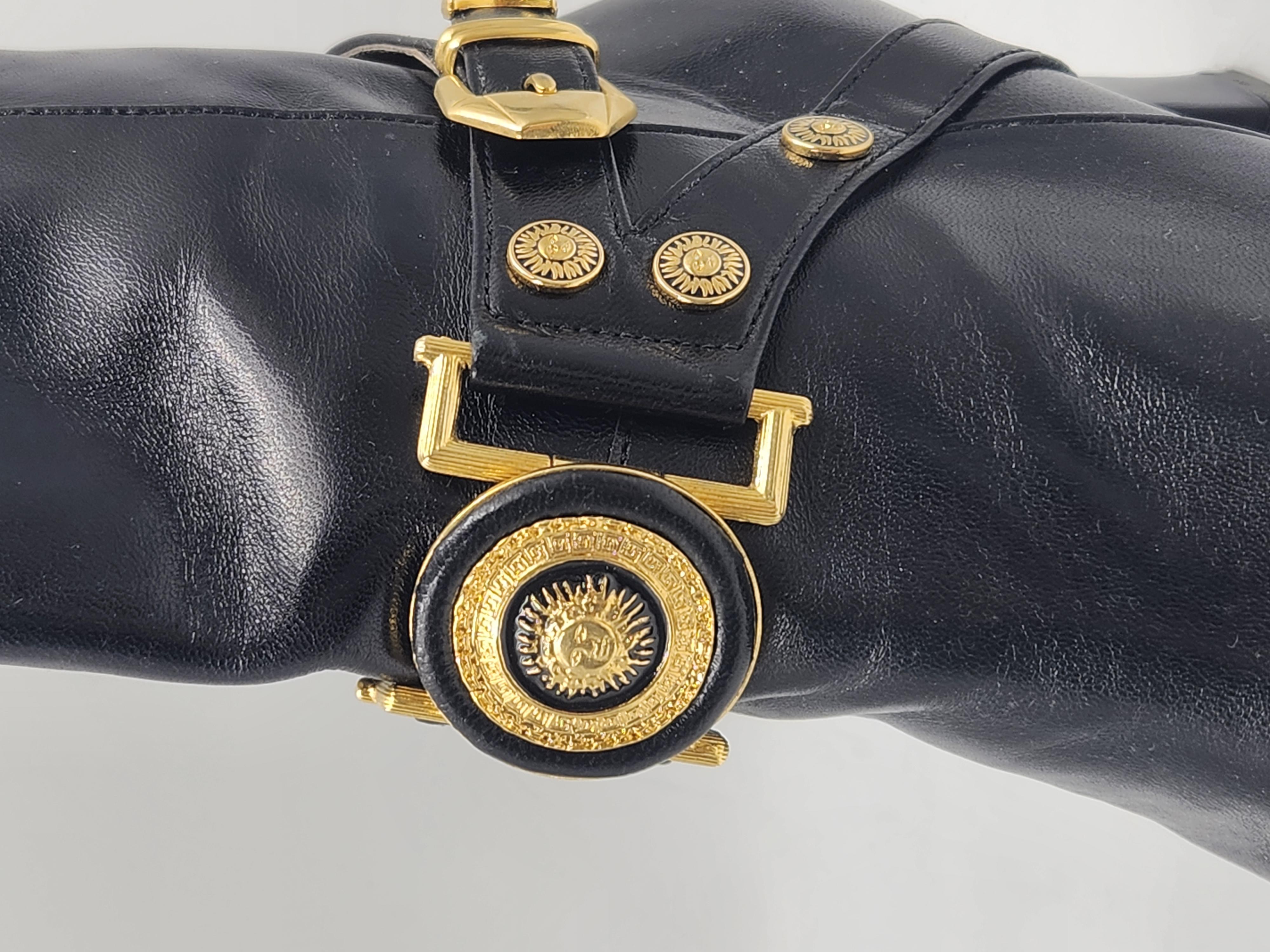 1990er Gianni Versace Gold Medaillon Sonnen Schuhe Vintage 36 Stiefeletten für Damen für Damen oder Herren im Angebot