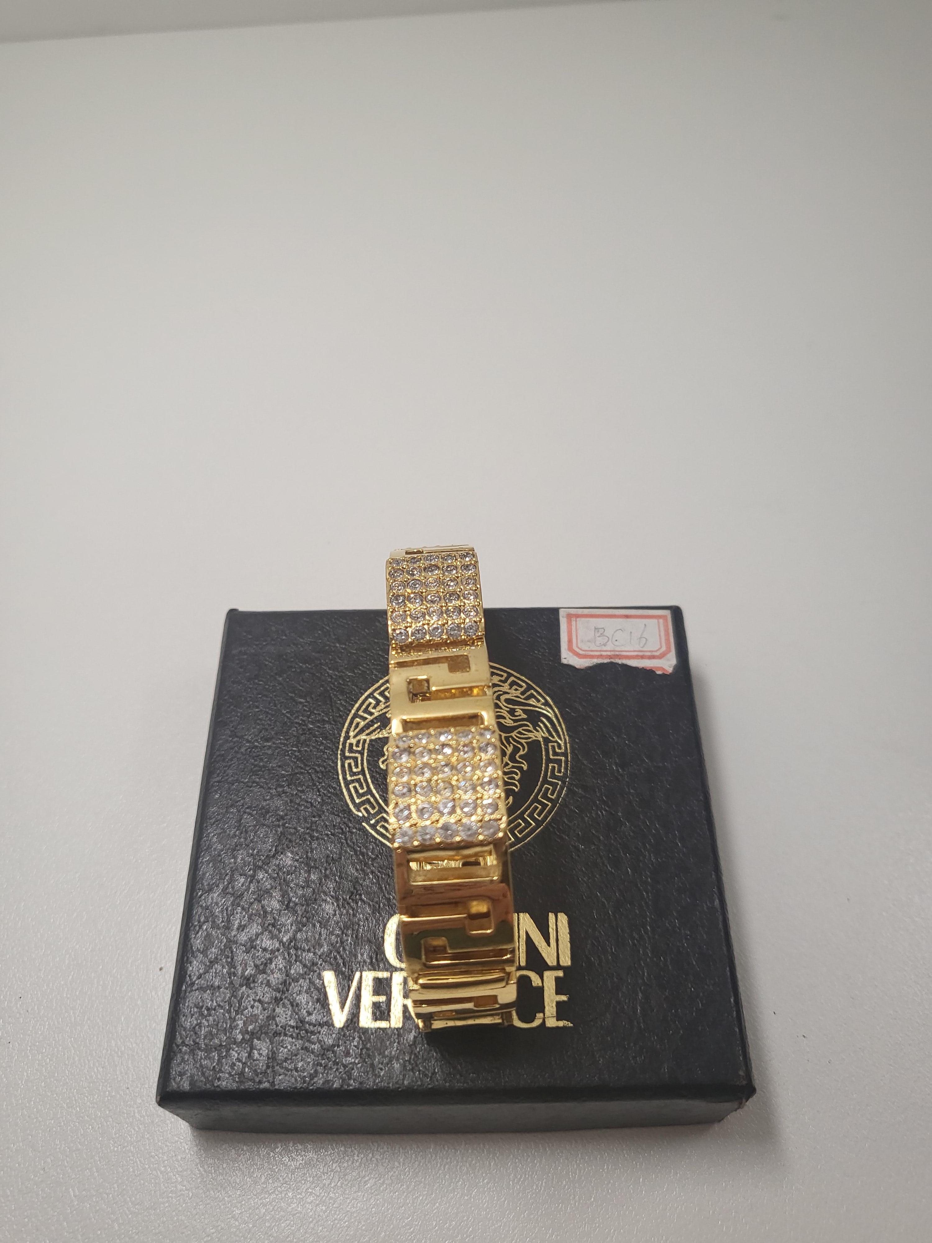 1990er Gianni Versace Greca Chunky-Armband aus Gold mit Strasssteinen und Stras  Damen im Angebot