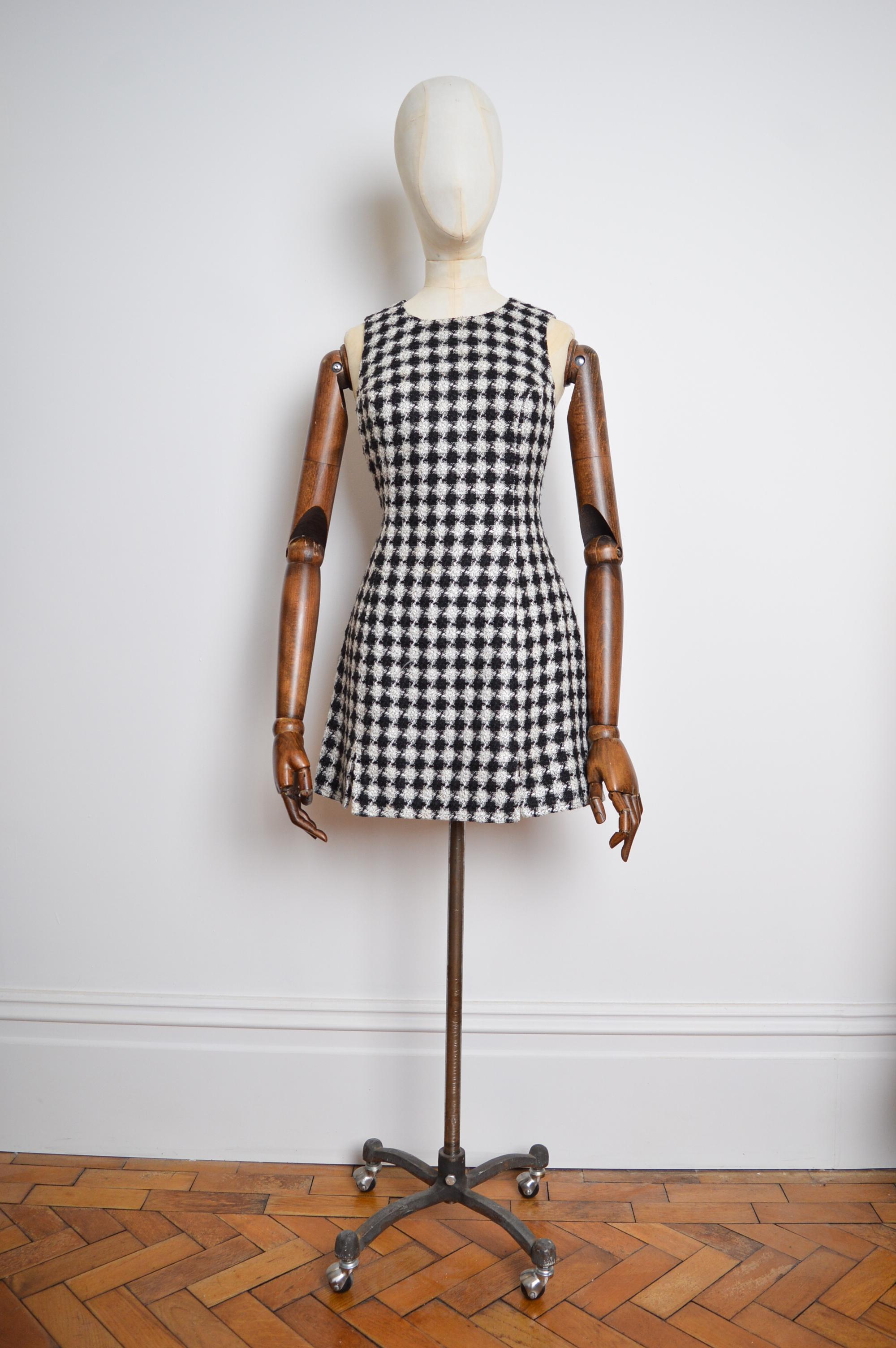 Chic 1990's Vintage Gianni Versace Jeans Couture mini dress ! 

Crafted from Black & White houndstooth Tweed this effortlessly cool mini Dress looks superb styled alone or layered over a collared shirt too.   

MADE IN ITALY !   

Features: 