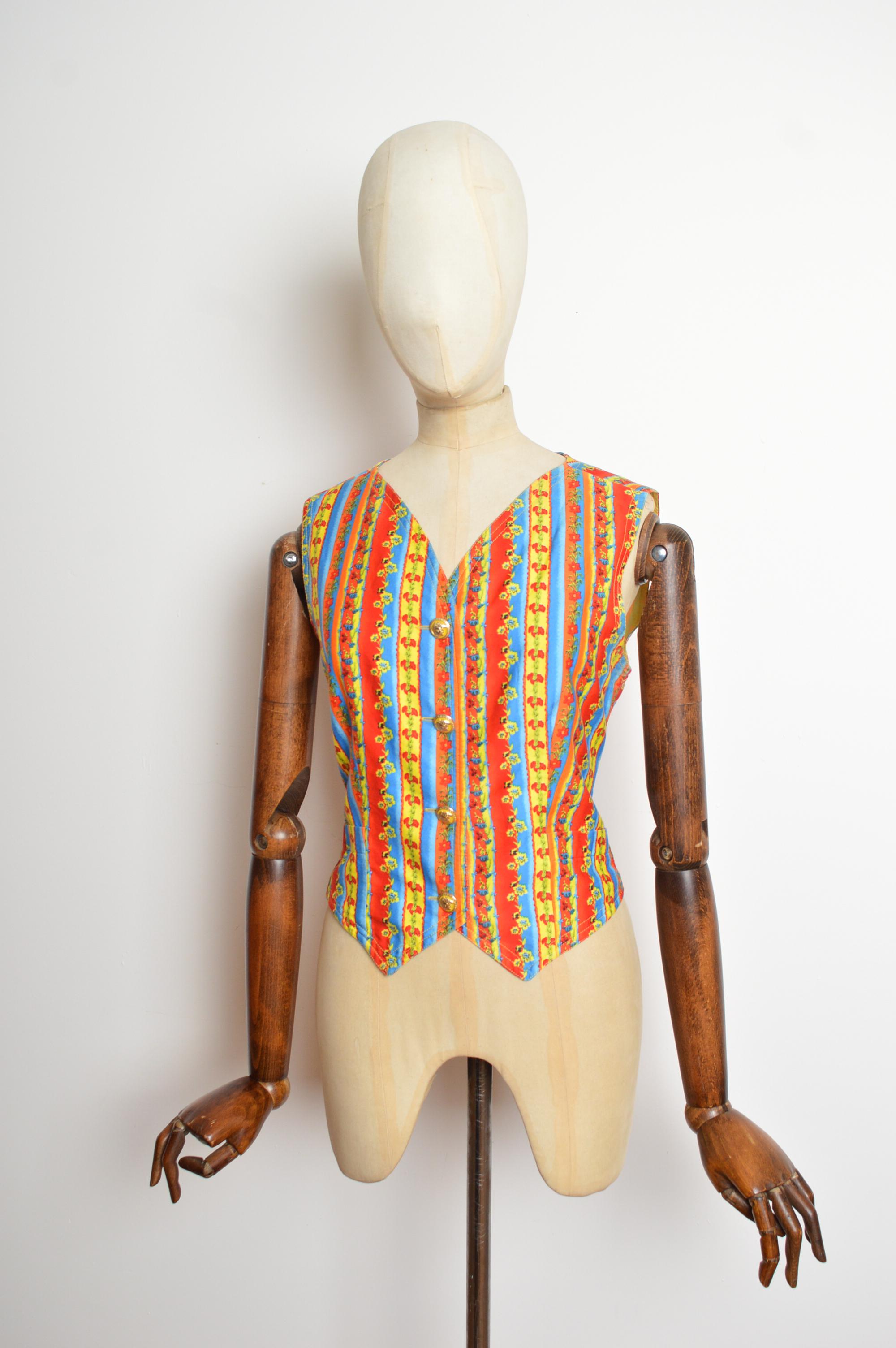 1990er Gianni Versace Jeans Couture Floral Colourful Pattern Vest - Weste mit großen goldenen Medusa-Knöpfen auf der Vorderseite und einem blassgelben Futter.
Empfohlene Größe; U.K. 10
Die Maße sind in Zoll ('') angegeben.
Grube zu Grube; 19
