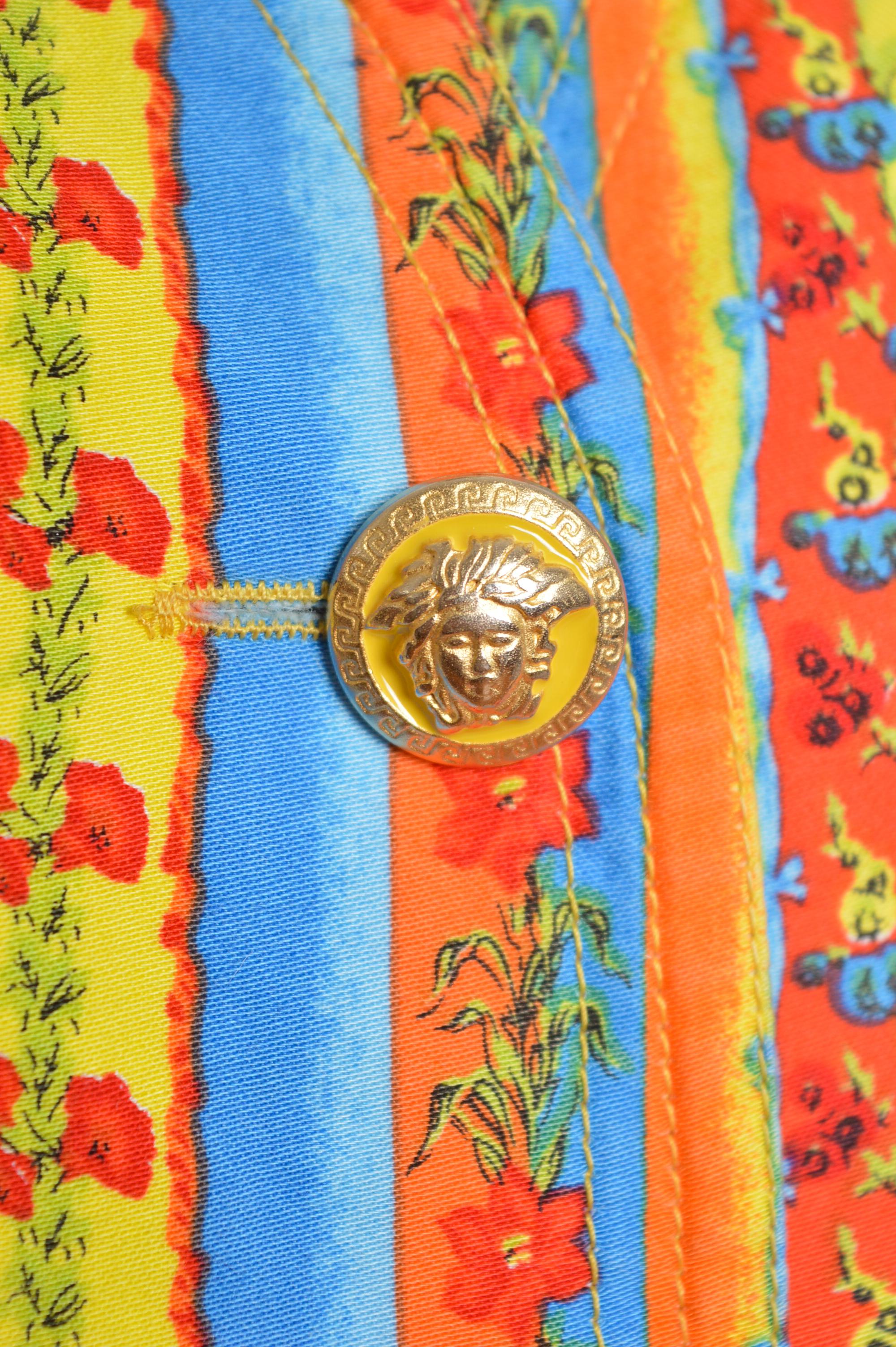 1990er Gianni Versace Jeans Couture Floral bunt gemusterte Weste - Weste im Zustand „Gut“ im Angebot in Sheffield, GB