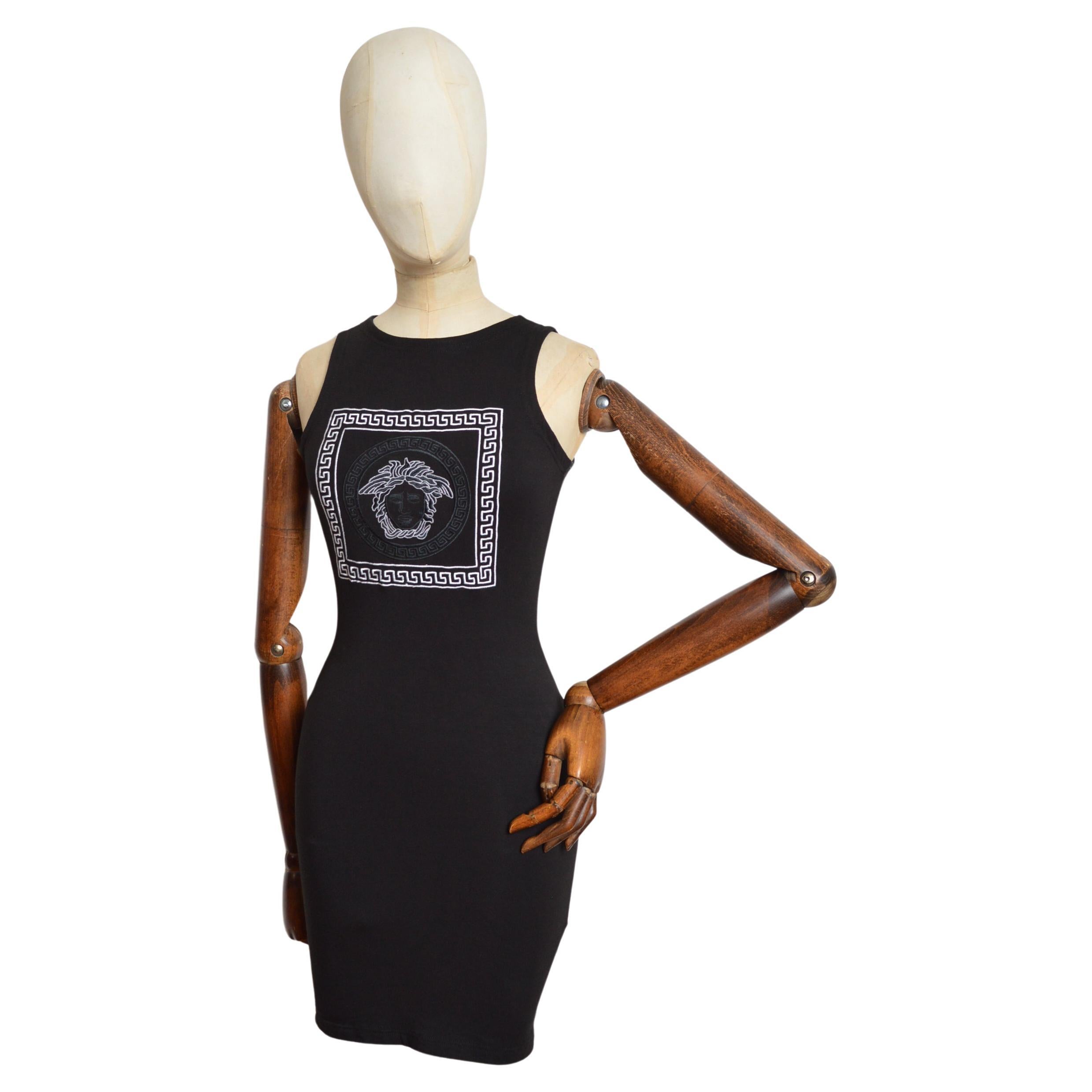 Anni 
90 Gianni Versace Jeans Couture Medusa Corpo nero con mini abito in vendita