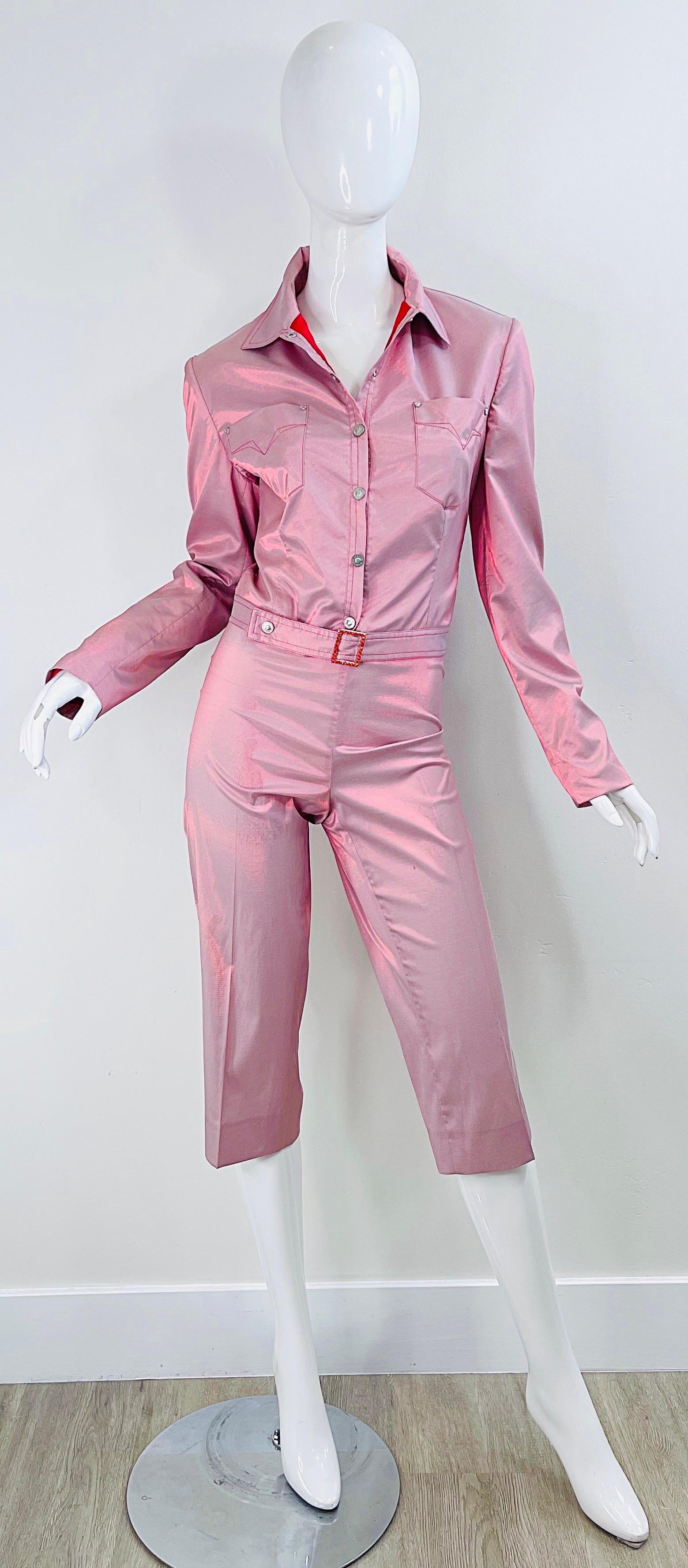 1990s Gianni Versace Jeans Couture Sz 10 Pink Red Iridescent Jacket Capri Pants In Excellent Condition In San Diego, CA